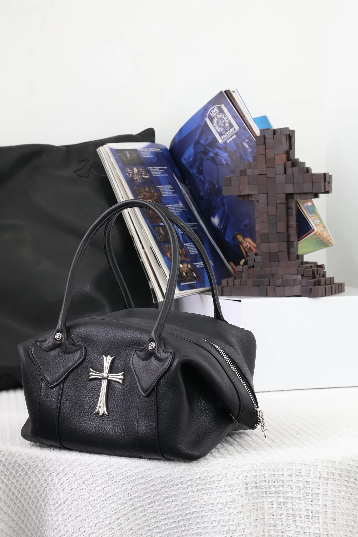 Кожаная сумка Chrome Hearts в трансформированном виде, вид спереди