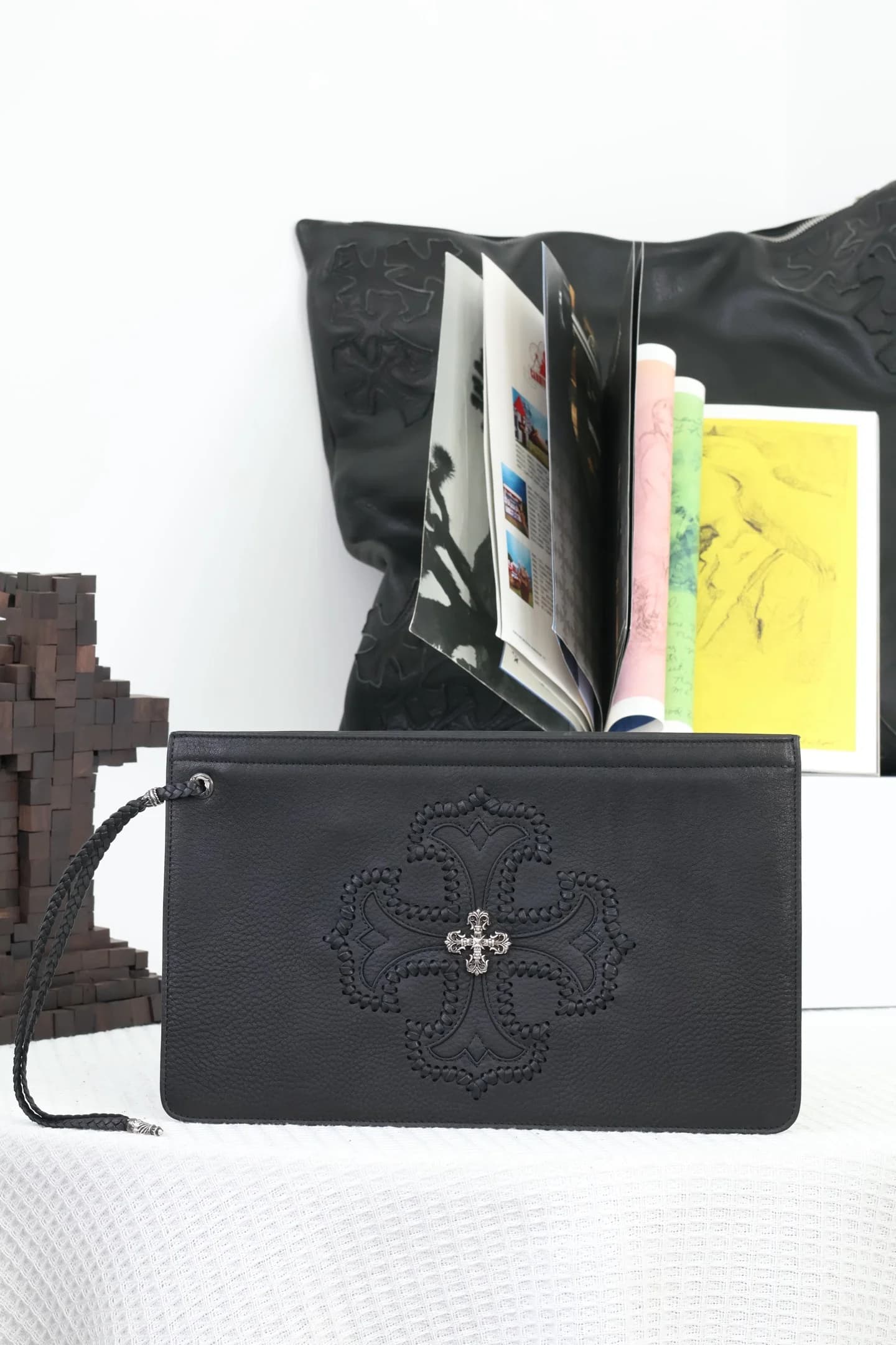 Чёрный кожаный клатч Chrome Hearts с декоративным крестом, вид спереди