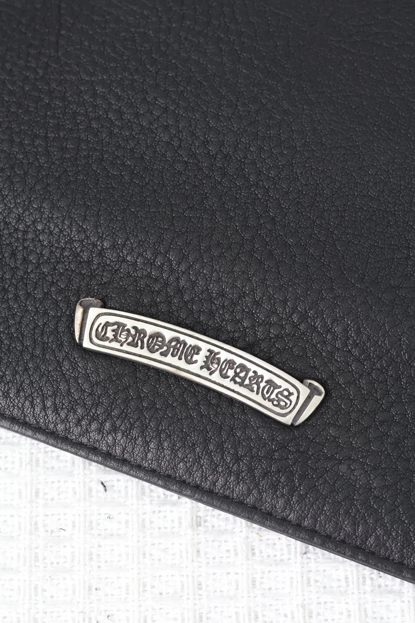 Фирменная серебряная планка с гравировкой Chrome Hearts на задней панели