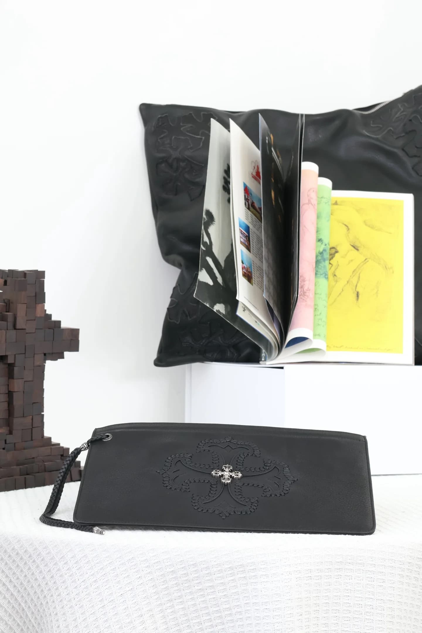 Чёрный кожаный клатч Chrome Hearts в горизонтальном положении