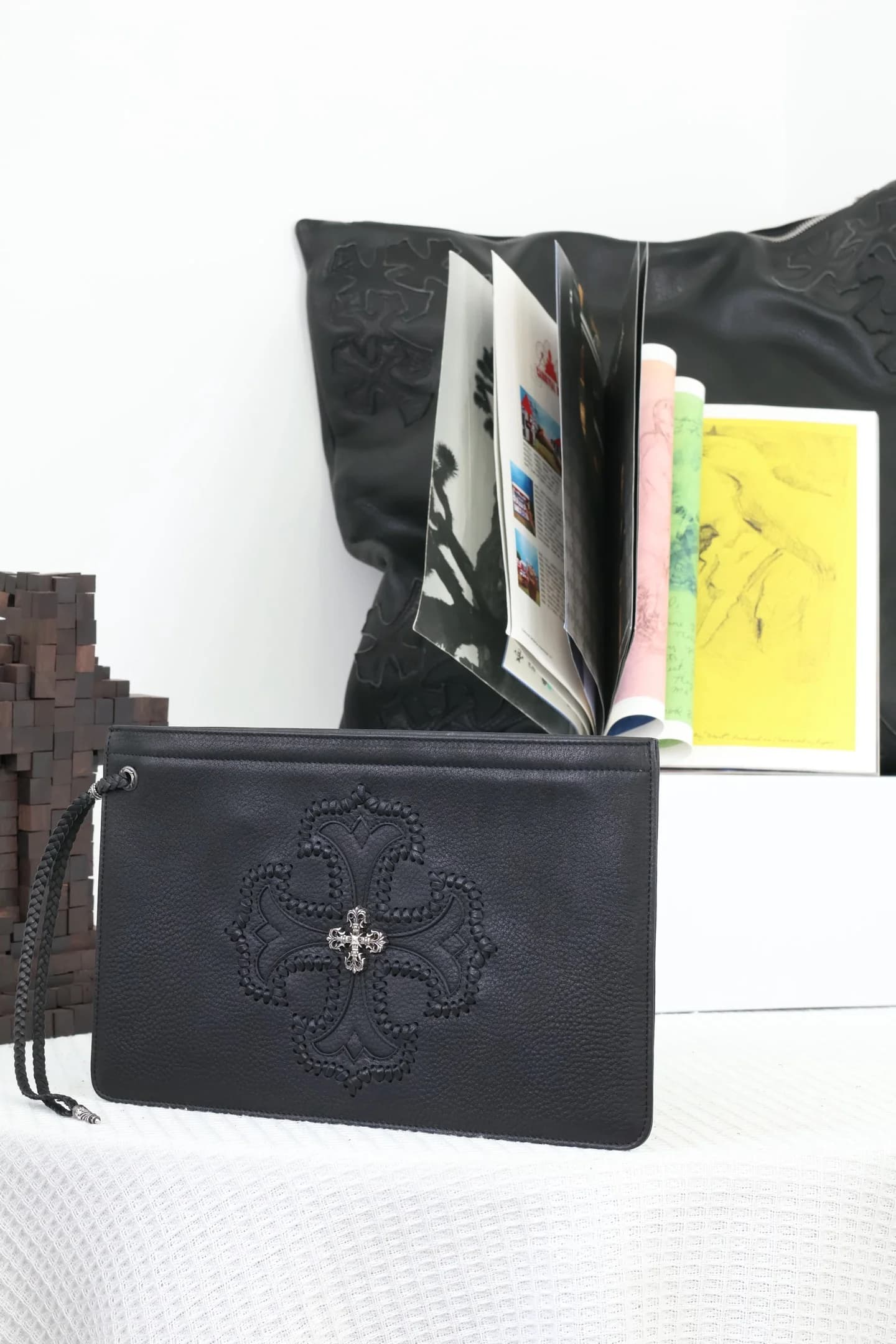 Фронтальный вид кожаного клатча Chrome Hearts с серебряным декором