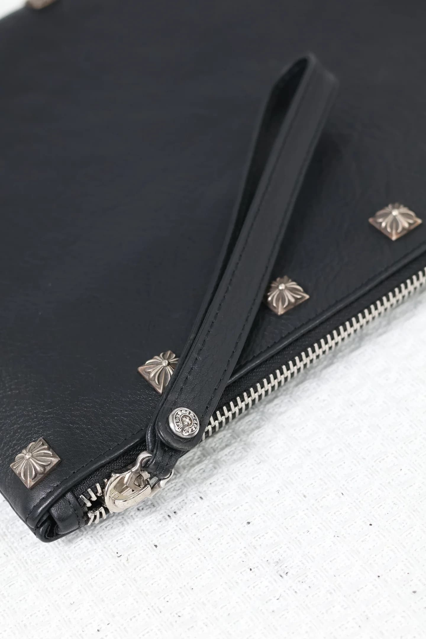 Кожаный ремешок-пуллер клатча Chrome Hearts с серебряной кнопкой