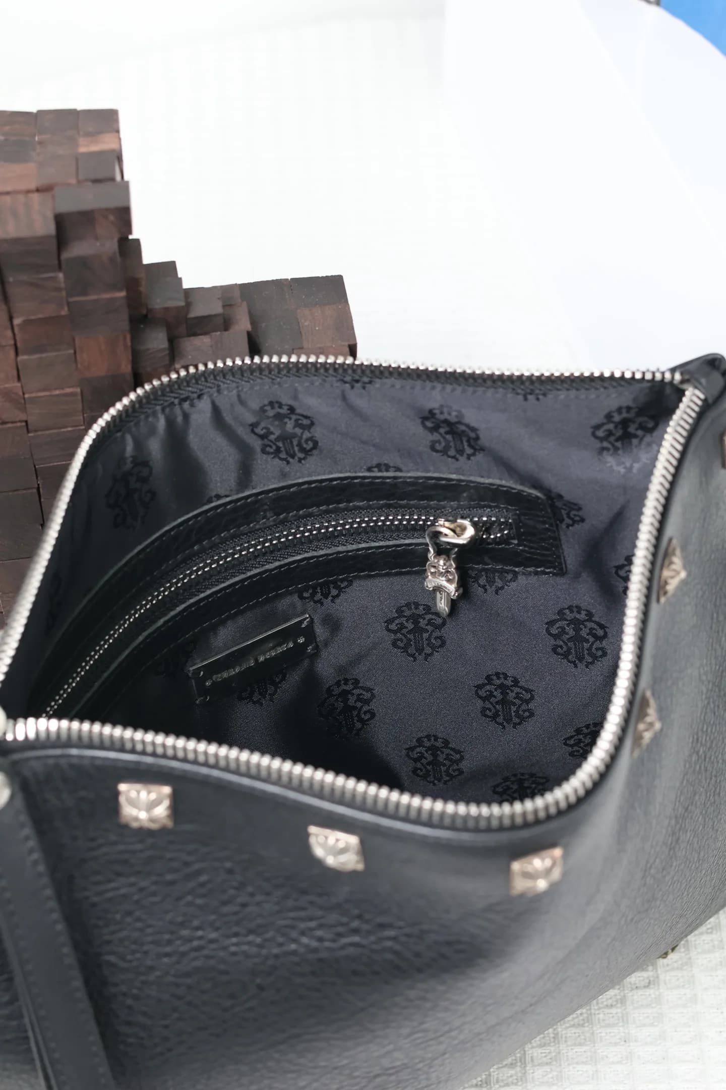 Внутренний карман клатча Chrome Hearts с бегунком-кинжалом