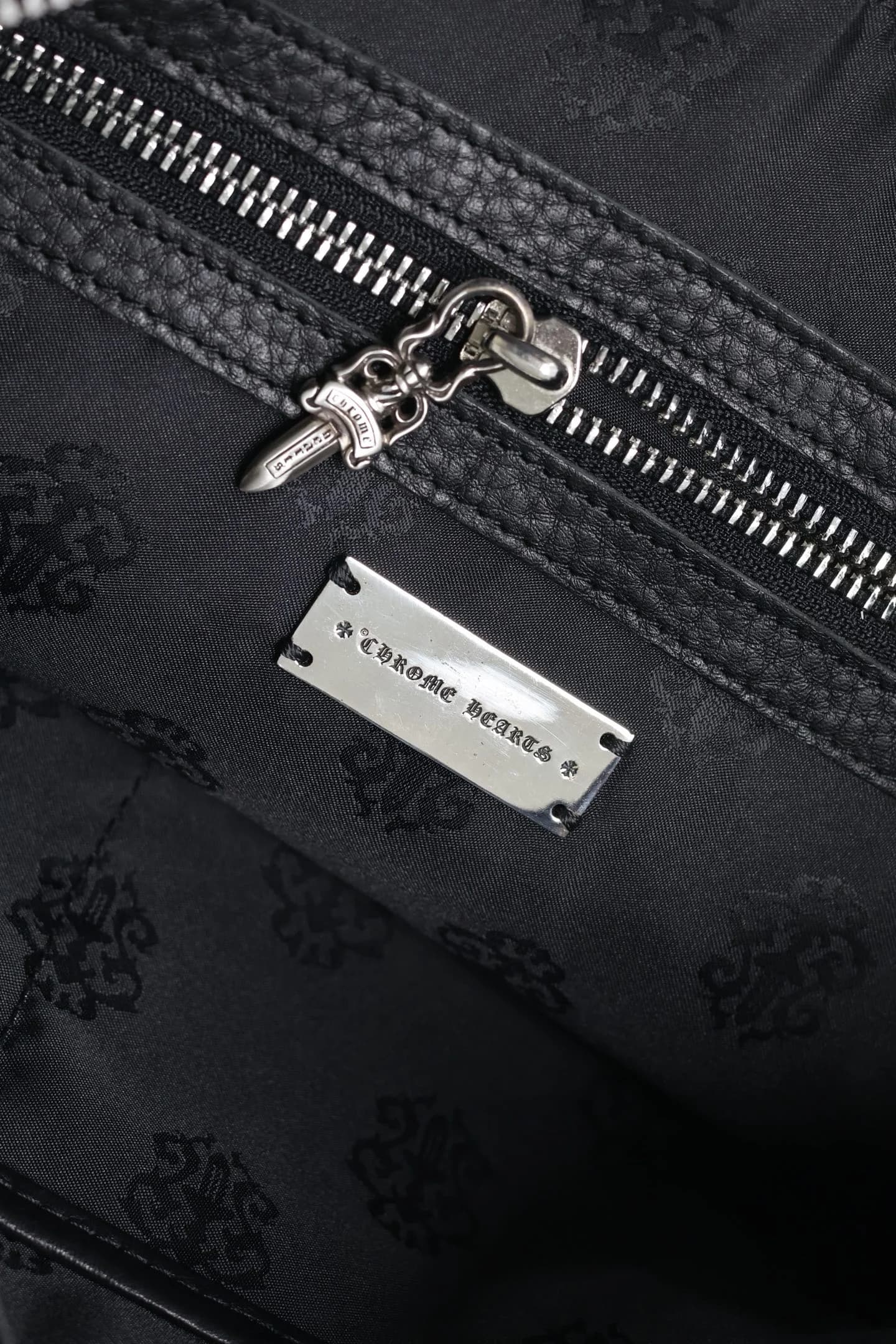 Серебряный бегунок Dagger и металлическая табличка Chrome Hearts внутри клатча