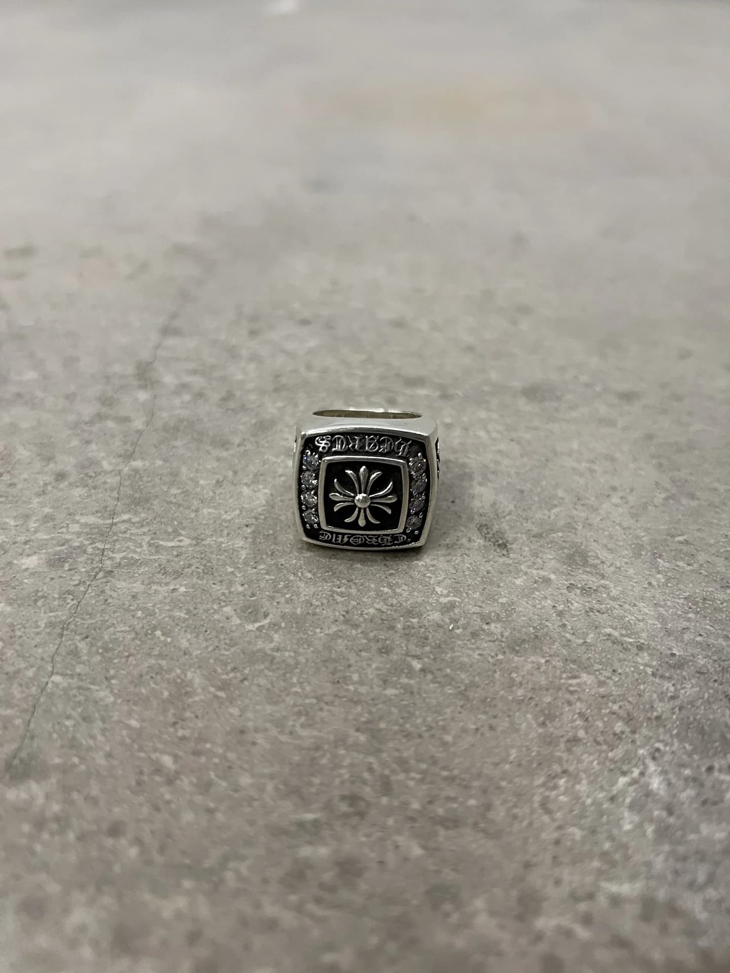 Серебряное кольцо Chrome Hearts Champion с бриллиантами — вид сверху на лицевую часть