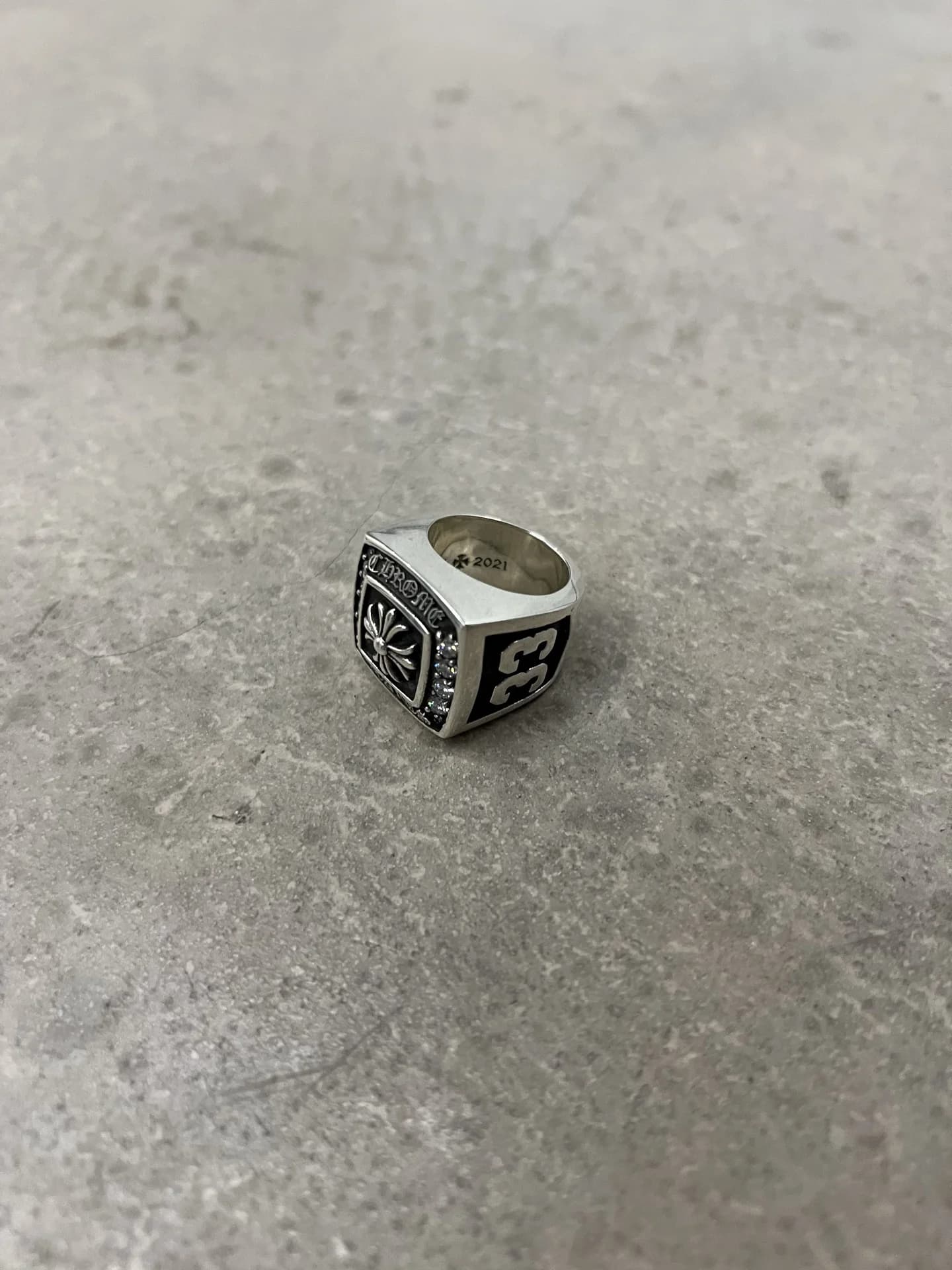 Перстень Chrome Hearts Champion из серебра с бриллиантами — ракурс три четверти