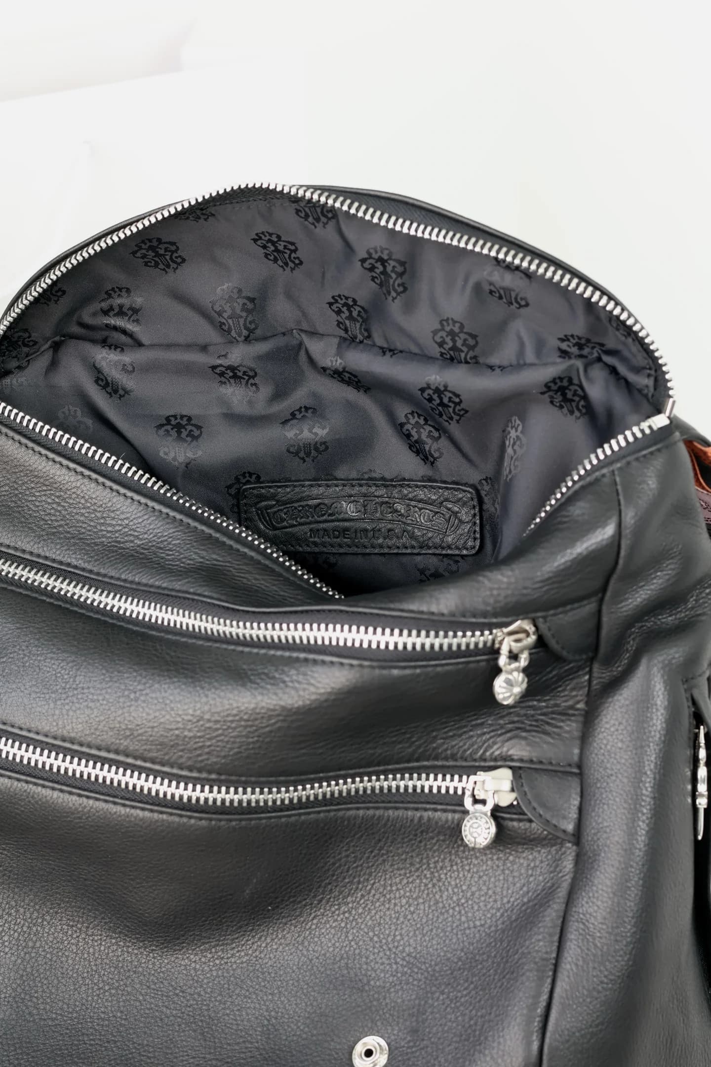 Внутреннее отделение рюкзака Chrome Hearts с фирменной жаккардовой подкладкой