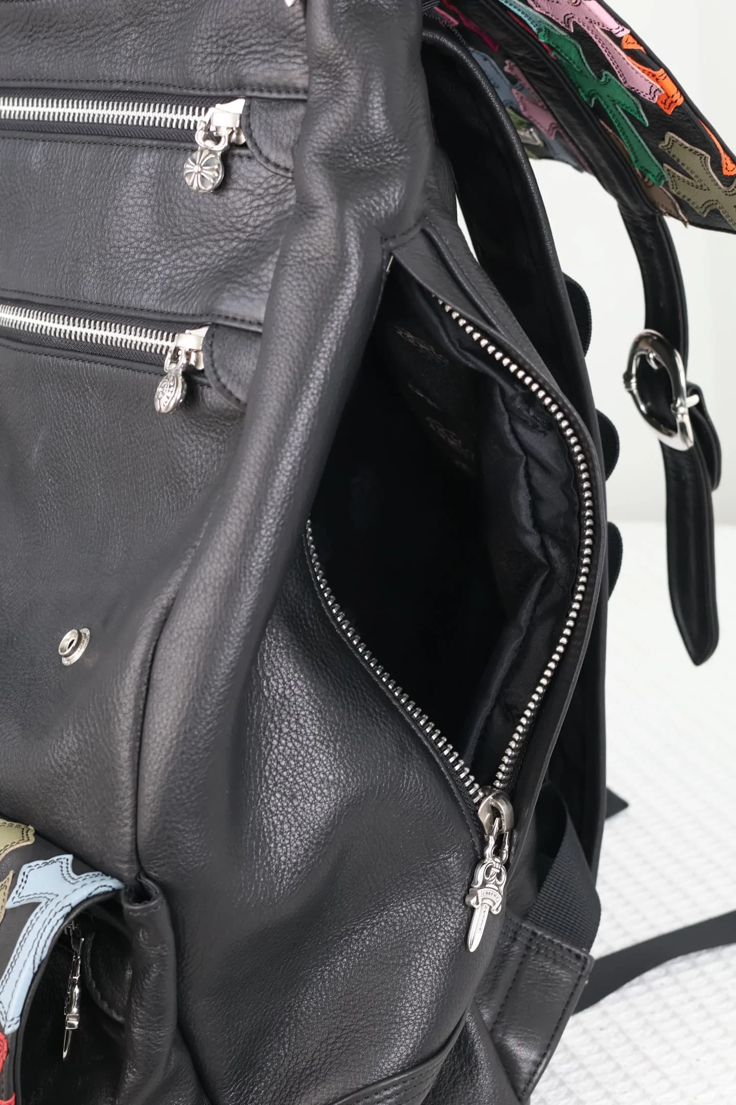 Боковой карман на молнии кожаного рюкзака Chrome Hearts