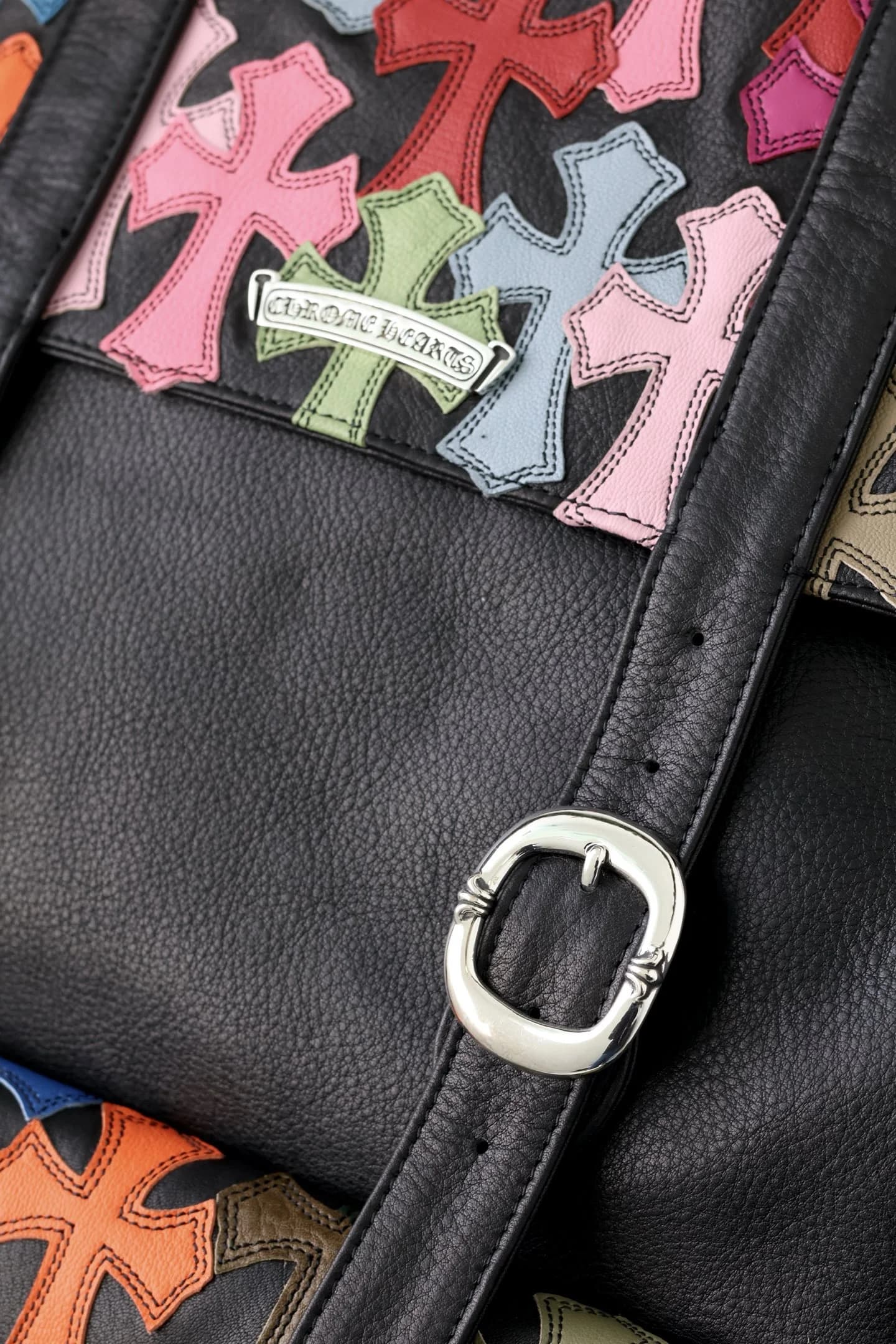 Металлическая плашка с логотипом Chrome Hearts и пряжка на кожаном ремне