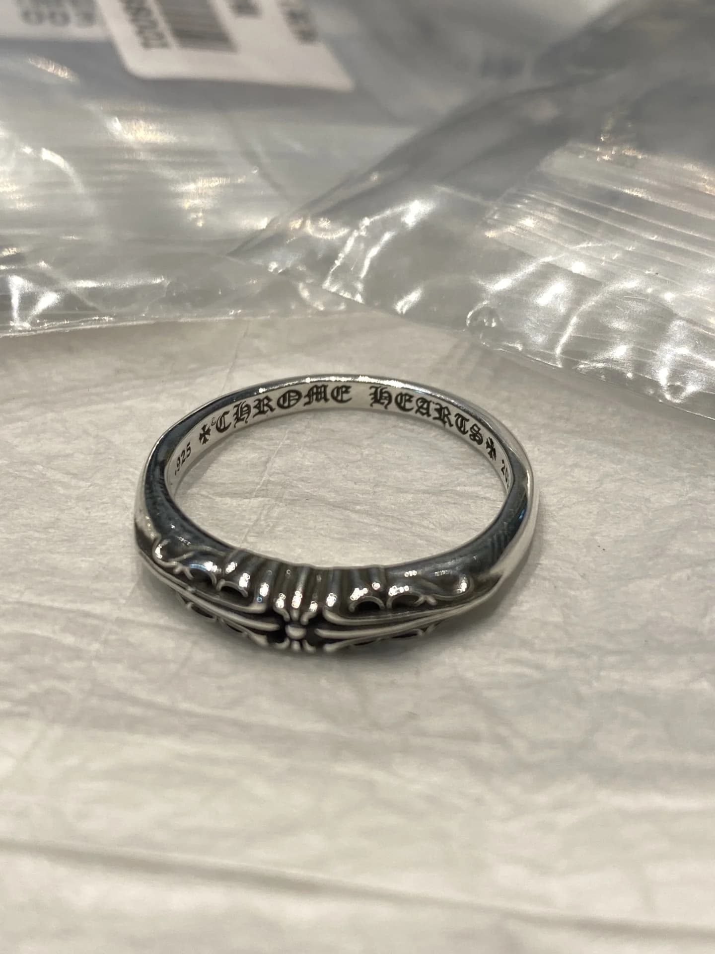 Вид сверху на кольцо Chrome Hearts с фирменной гравировкой внутри
