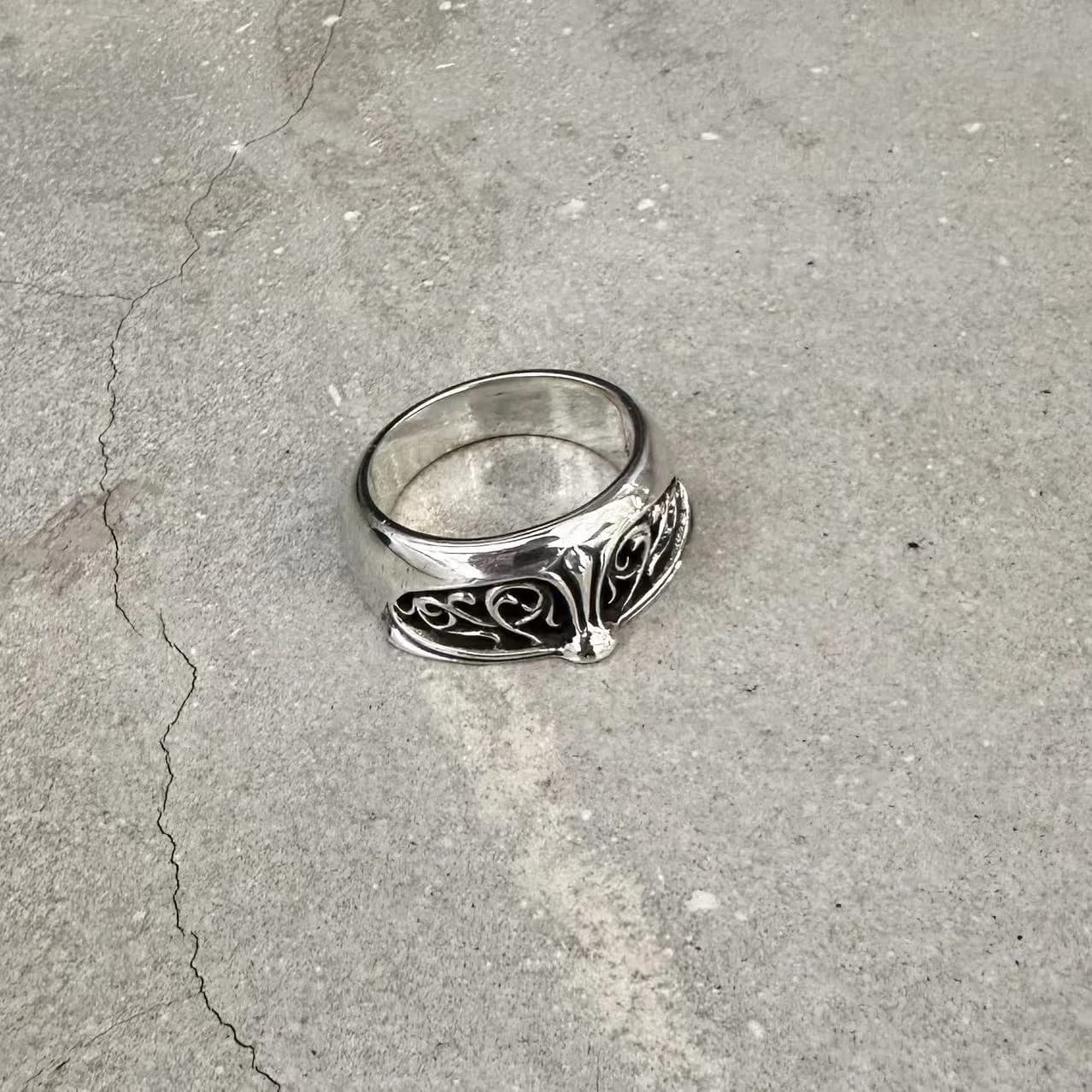 Серебряное кольцо Chrome Hearts Half Keeper с резным орнаментом