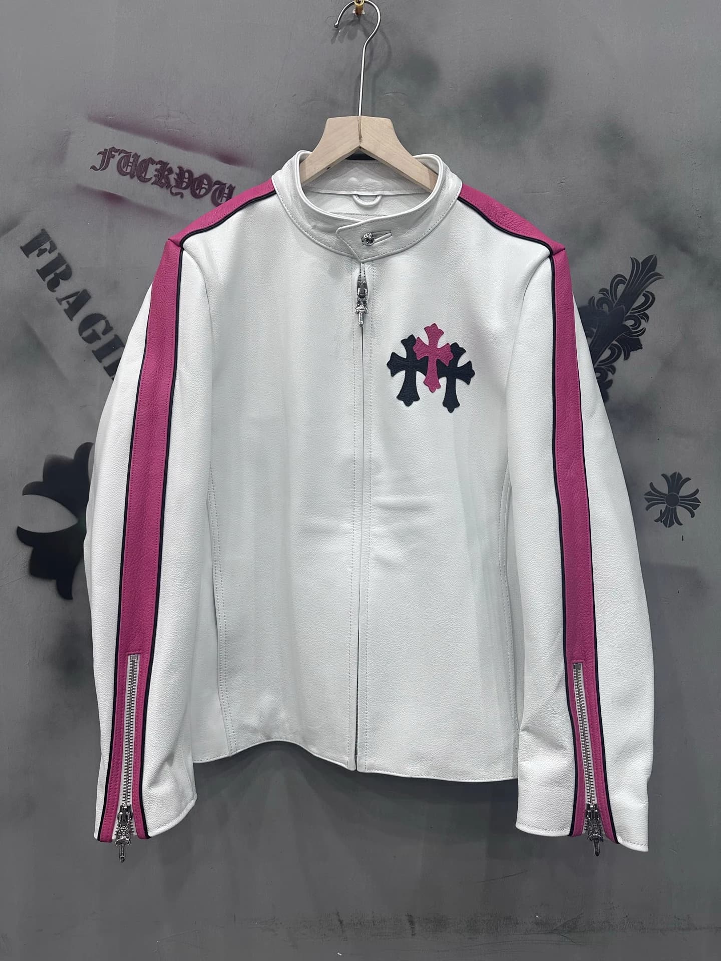 Белая кожаная куртка Chrome Hearts с розовыми деталями, вид спереди