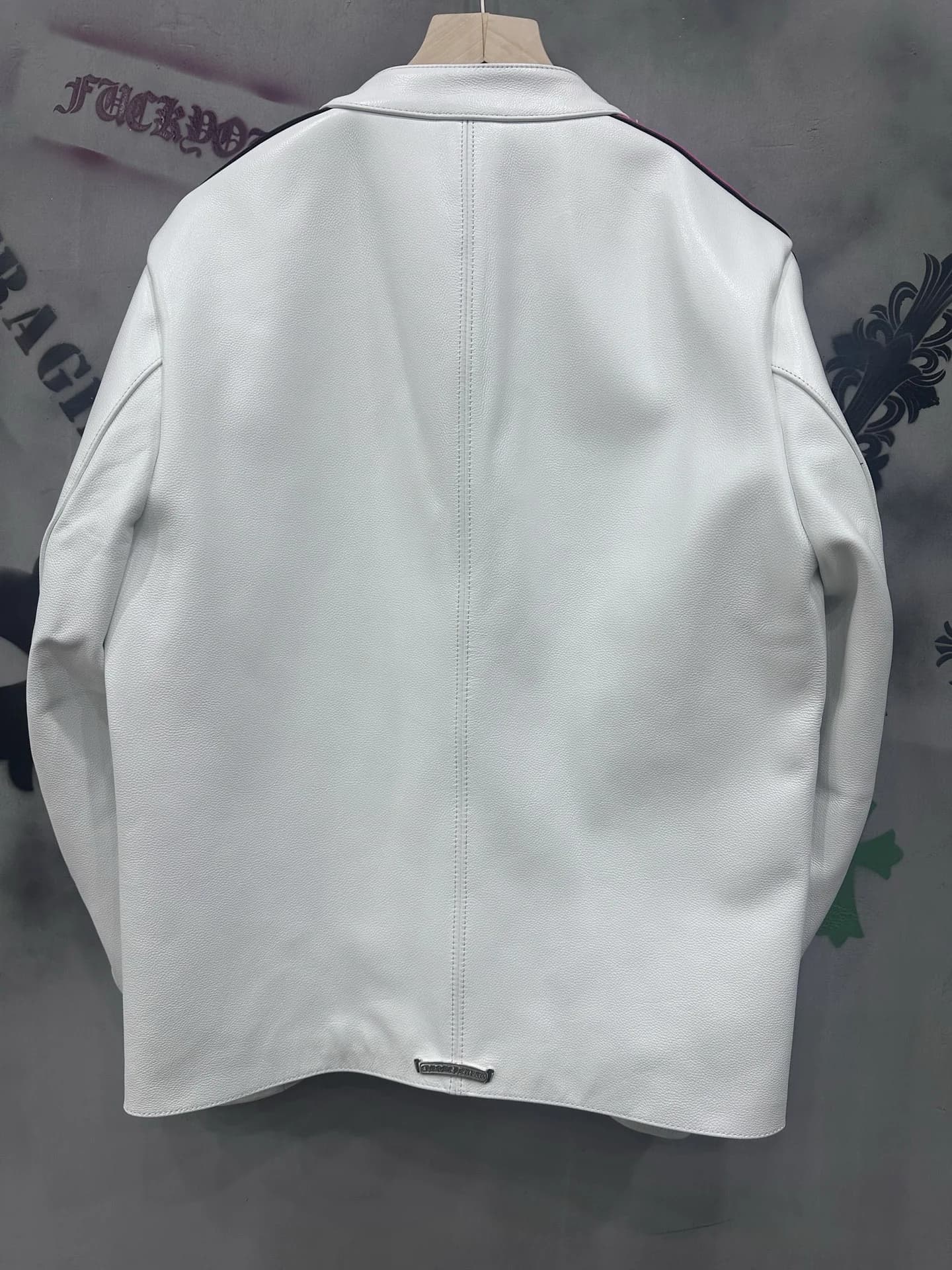 Белая кожаная куртка Chrome Hearts, вид сзади