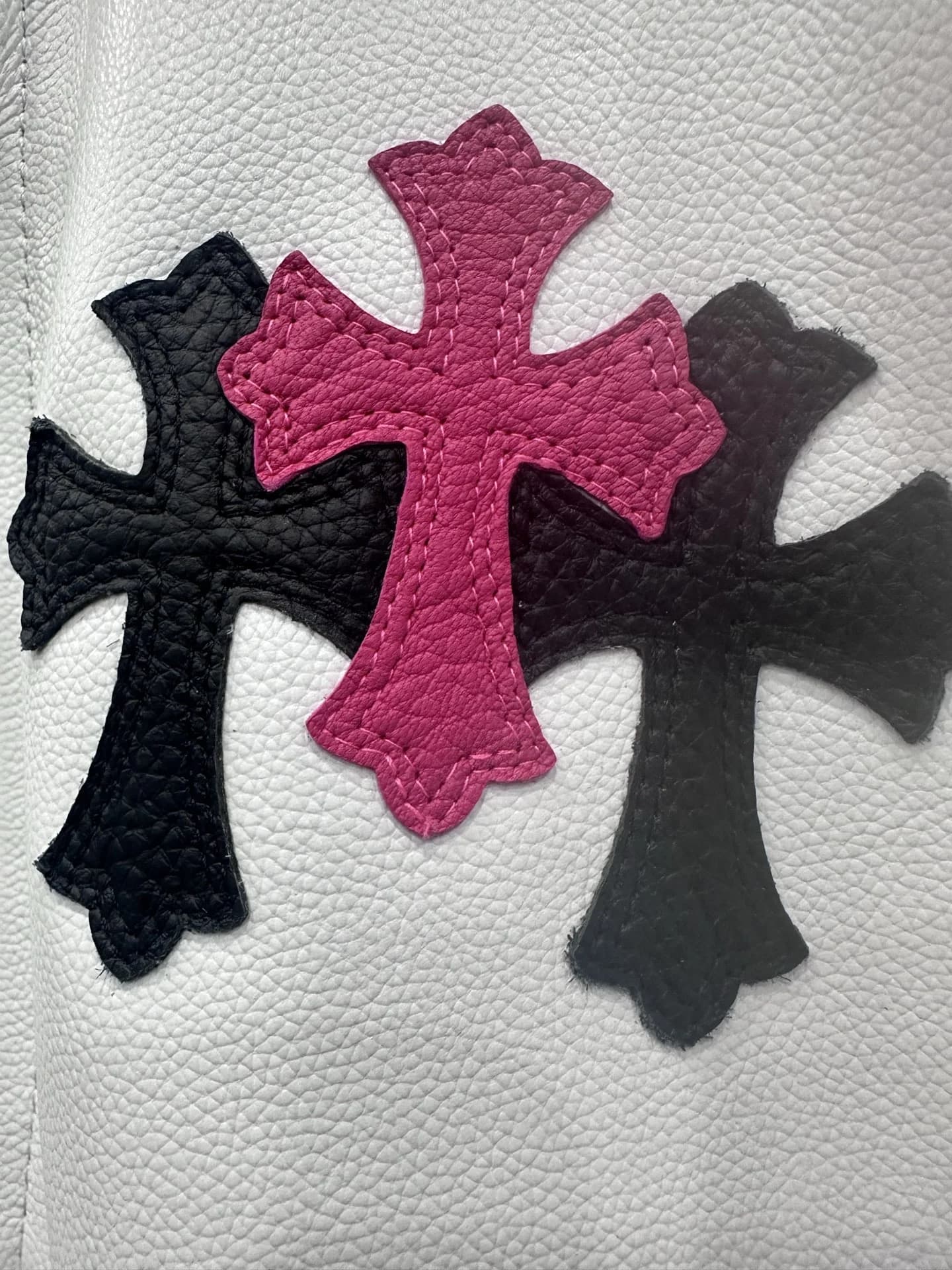 Кожаные нашивки в виде крестов на груди куртки Chrome Hearts