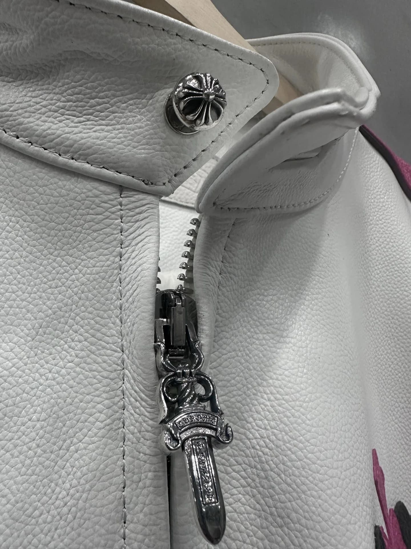 Воротник-стойка и застежка-молния куртки Chrome Hearts