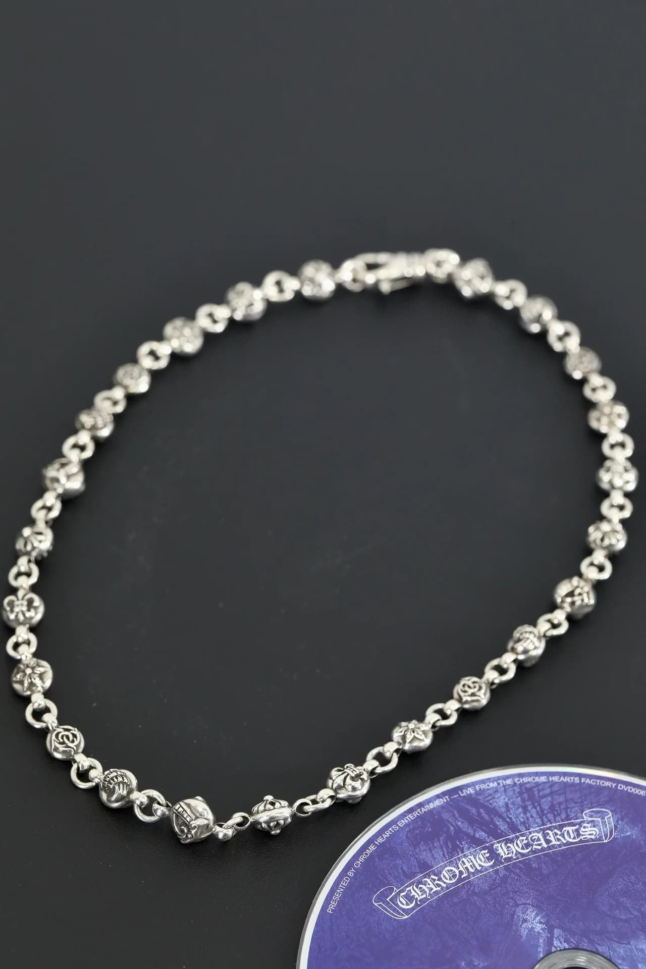Серебряное колье Chrome Hearts с резными звеньями, общий вид