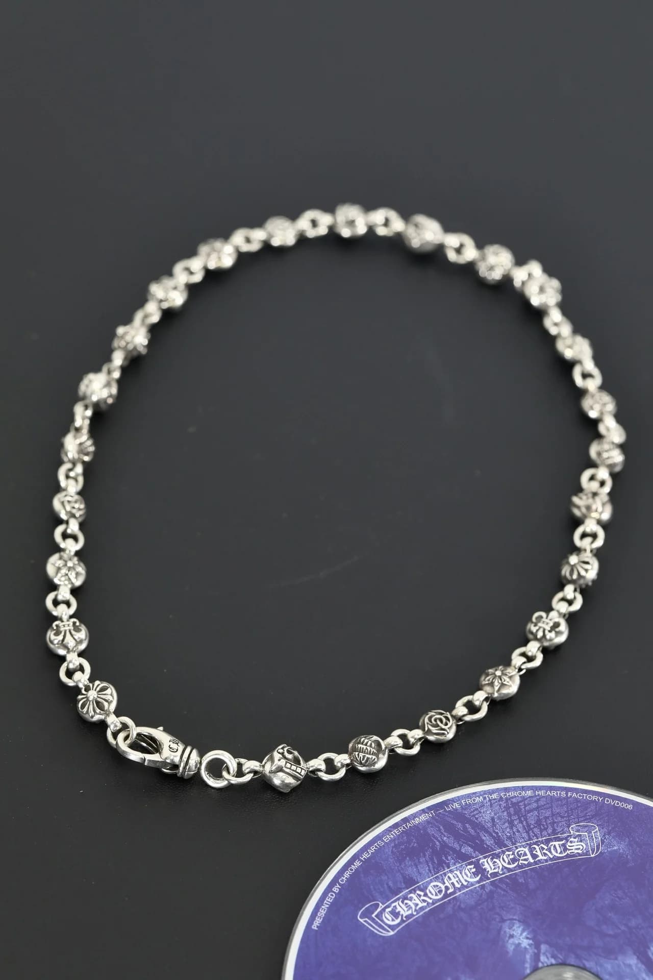Колье Chrome Hearts из серебра 925 пробы, вид сверху
