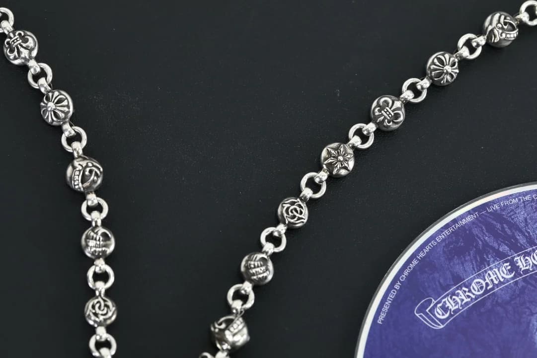 Крупный план резных звеньев колье Chrome Hearts