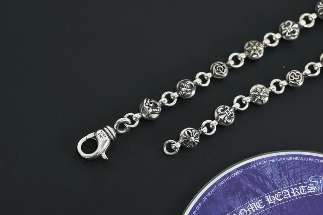 Застежка-карабин и звенья серебряного колье Chrome Hearts