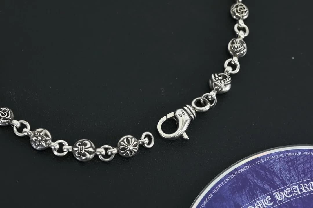 Фирменный замок-карабин колье Chrome Hearts крупным планом