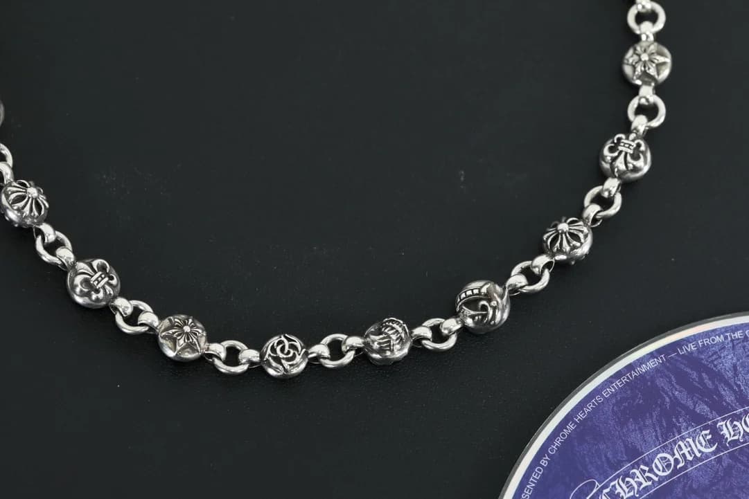 Детали резных звеньев серебряного колье Chrome Hearts