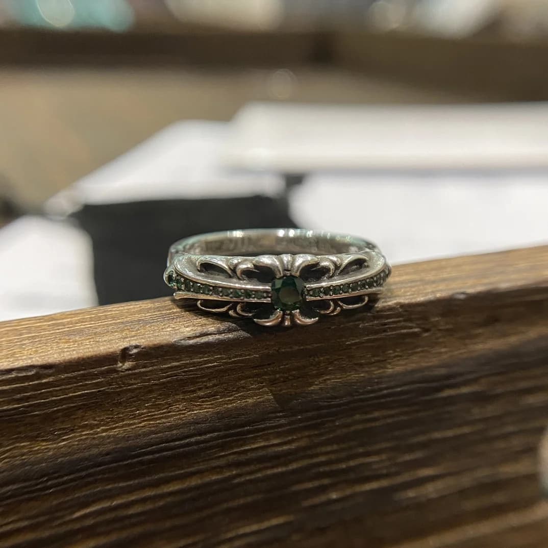 Серебряное кольцо Chrome Hearts Baby Floral Cross с зелёными камнями