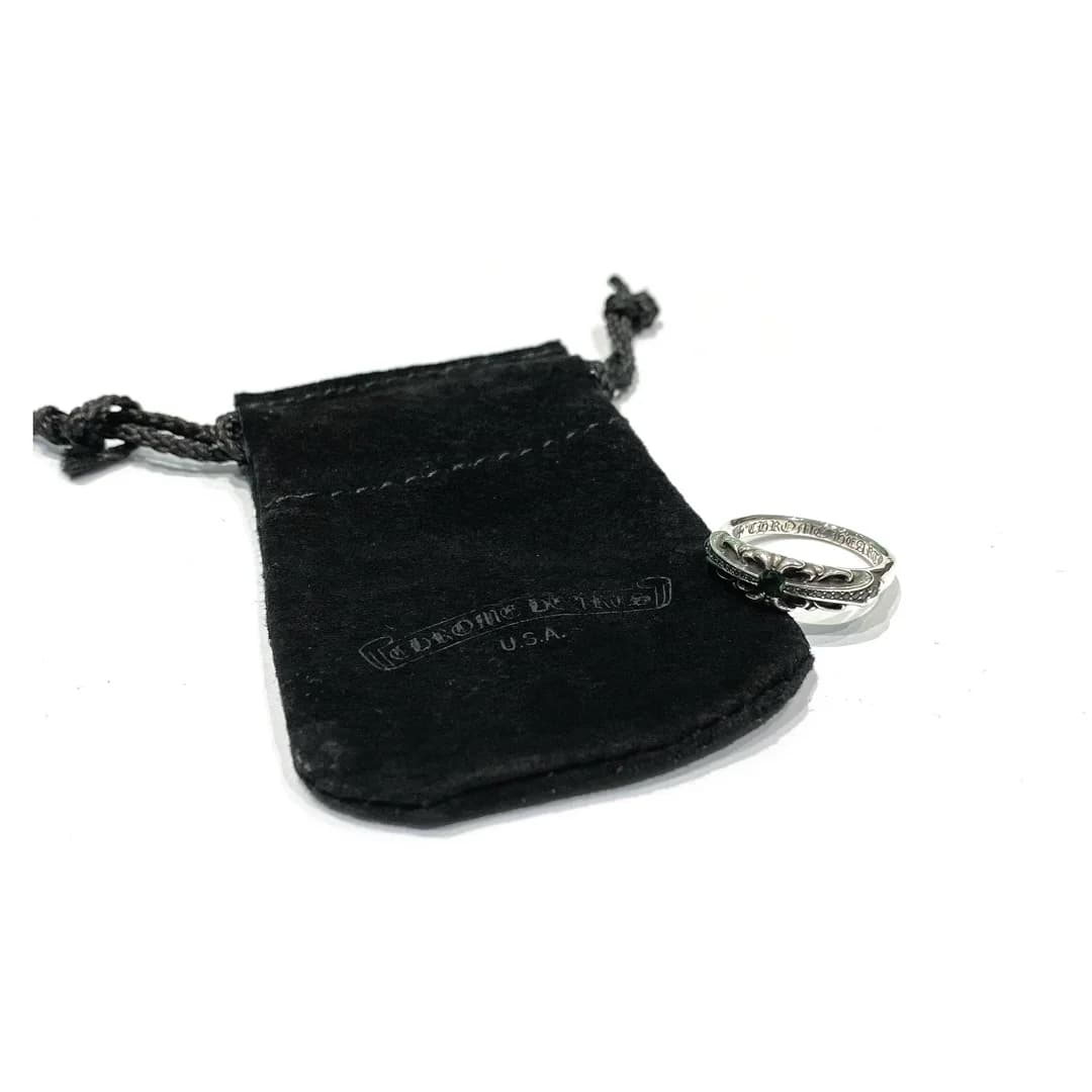 Кольцо Chrome Hearts Baby Floral Cross рядом с фирменным пыльником