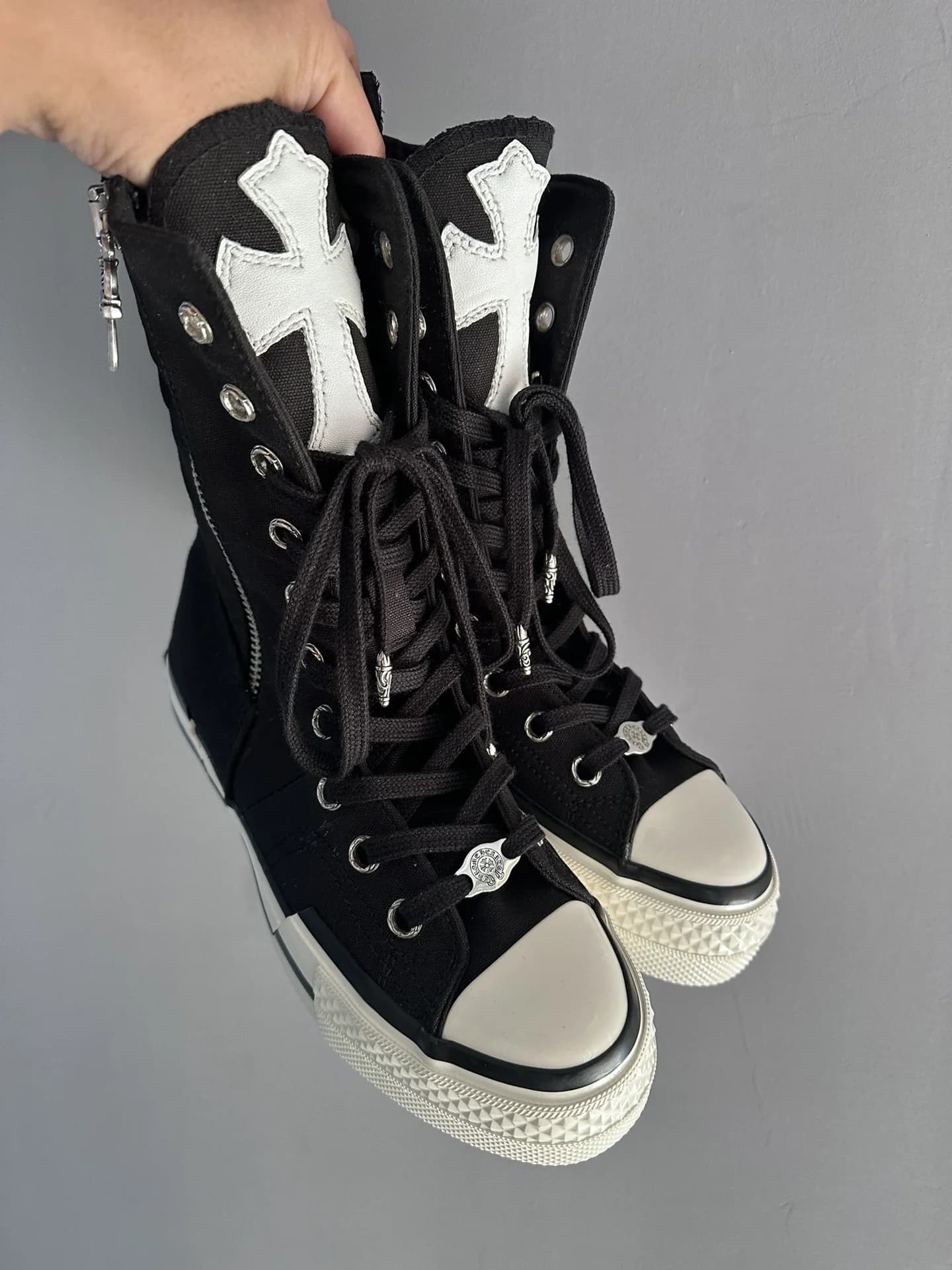 Высокие кеды Chrome Hearts x Converse Chuck 70 Plus черного цвета с серебряной фурнитурой