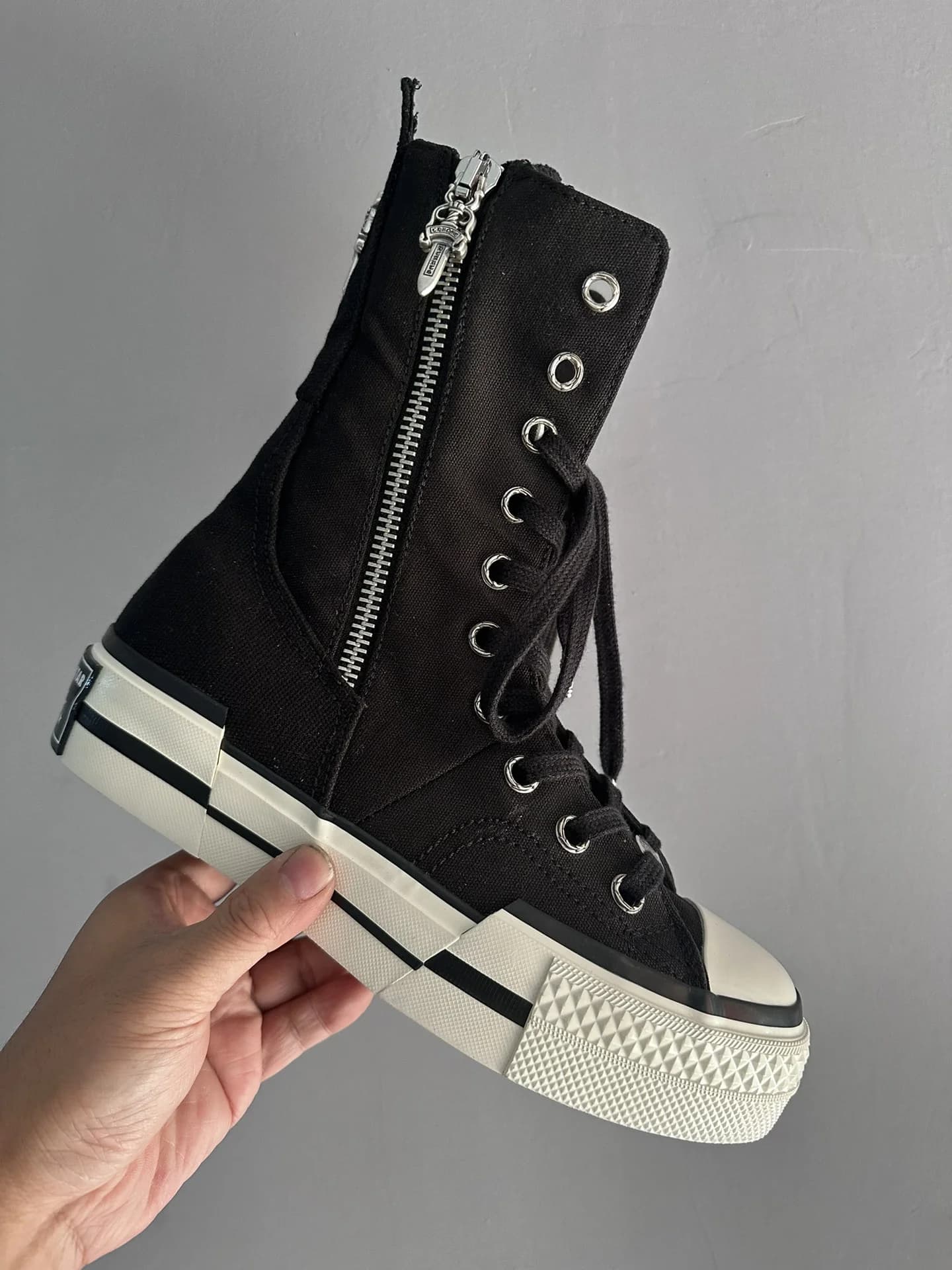 Вид сбоку на кеды Chrome Hearts x Converse Chuck 70 Plus с металлической молнией