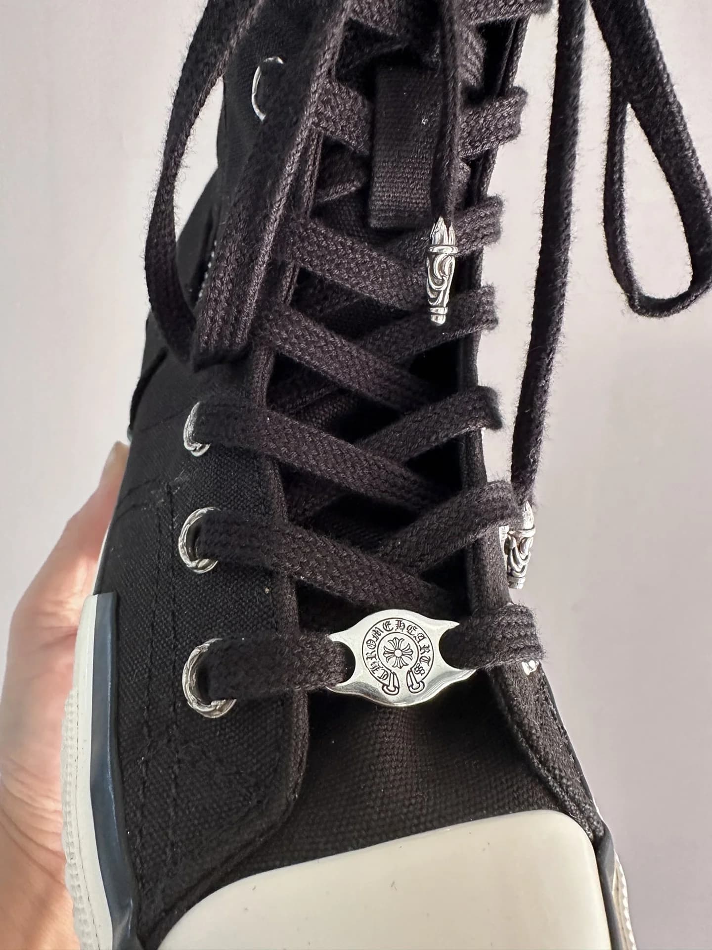 Деталь шнуровки кед Chrome Hearts x Converse Chuck 70 Plus с серебряным дюбре