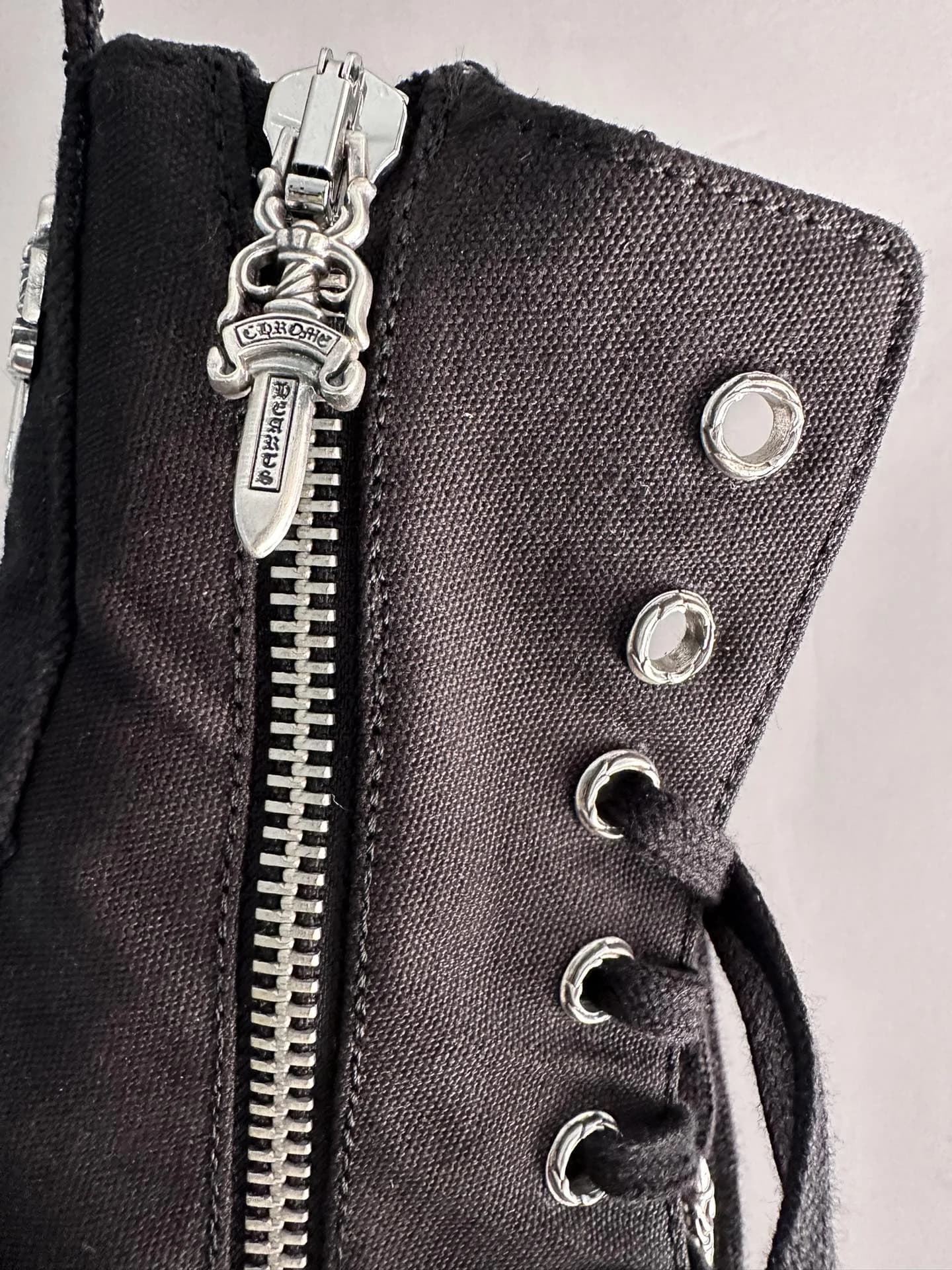Крупный план молнии и люверсов из серебра 925 пробы на кедах Chrome Hearts x Converse Chuck 70 Plus