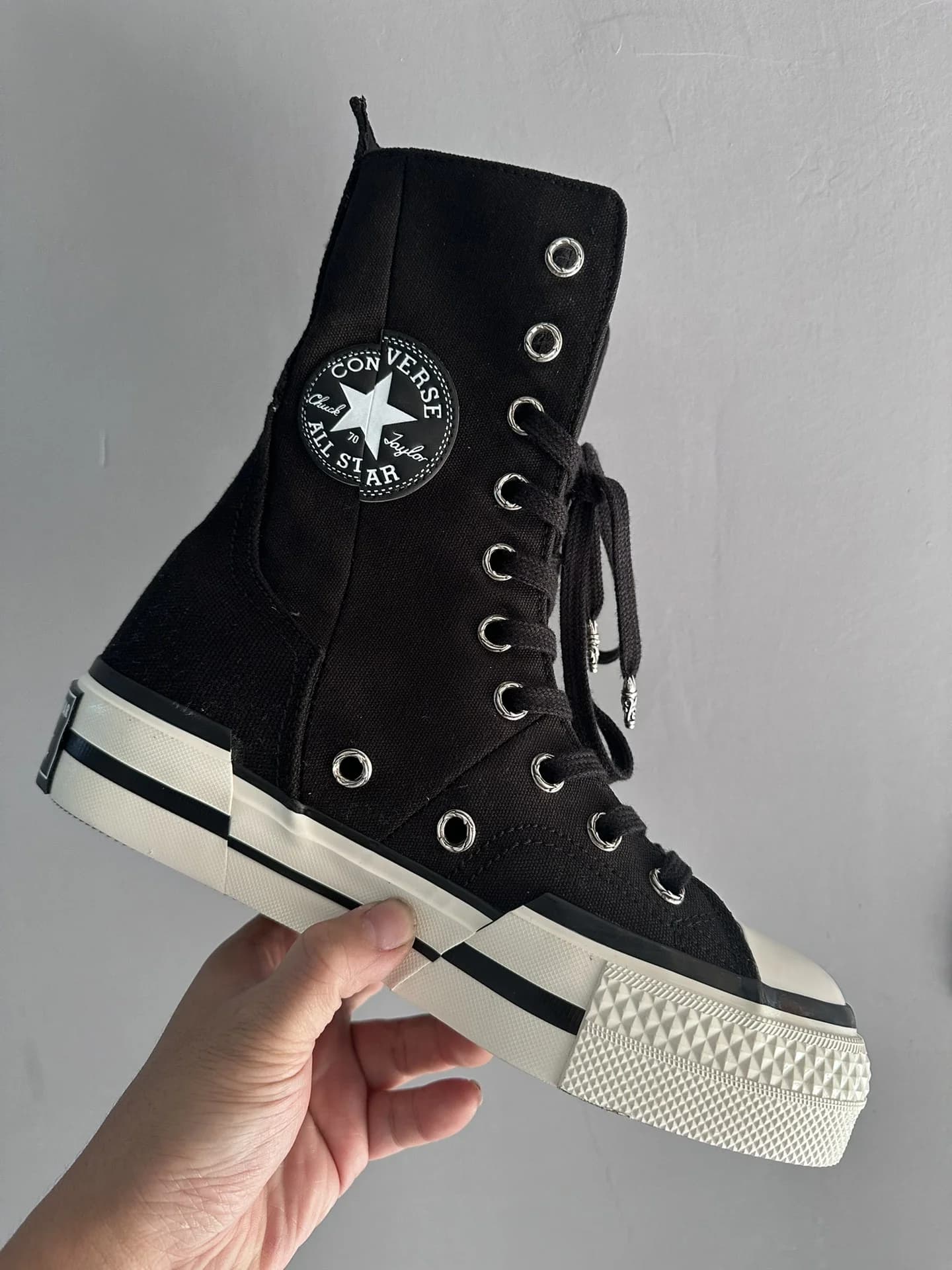 Боковая сторона кед Chrome Hearts x Converse Chuck 70 Plus с круглым логотипом Converse All Star