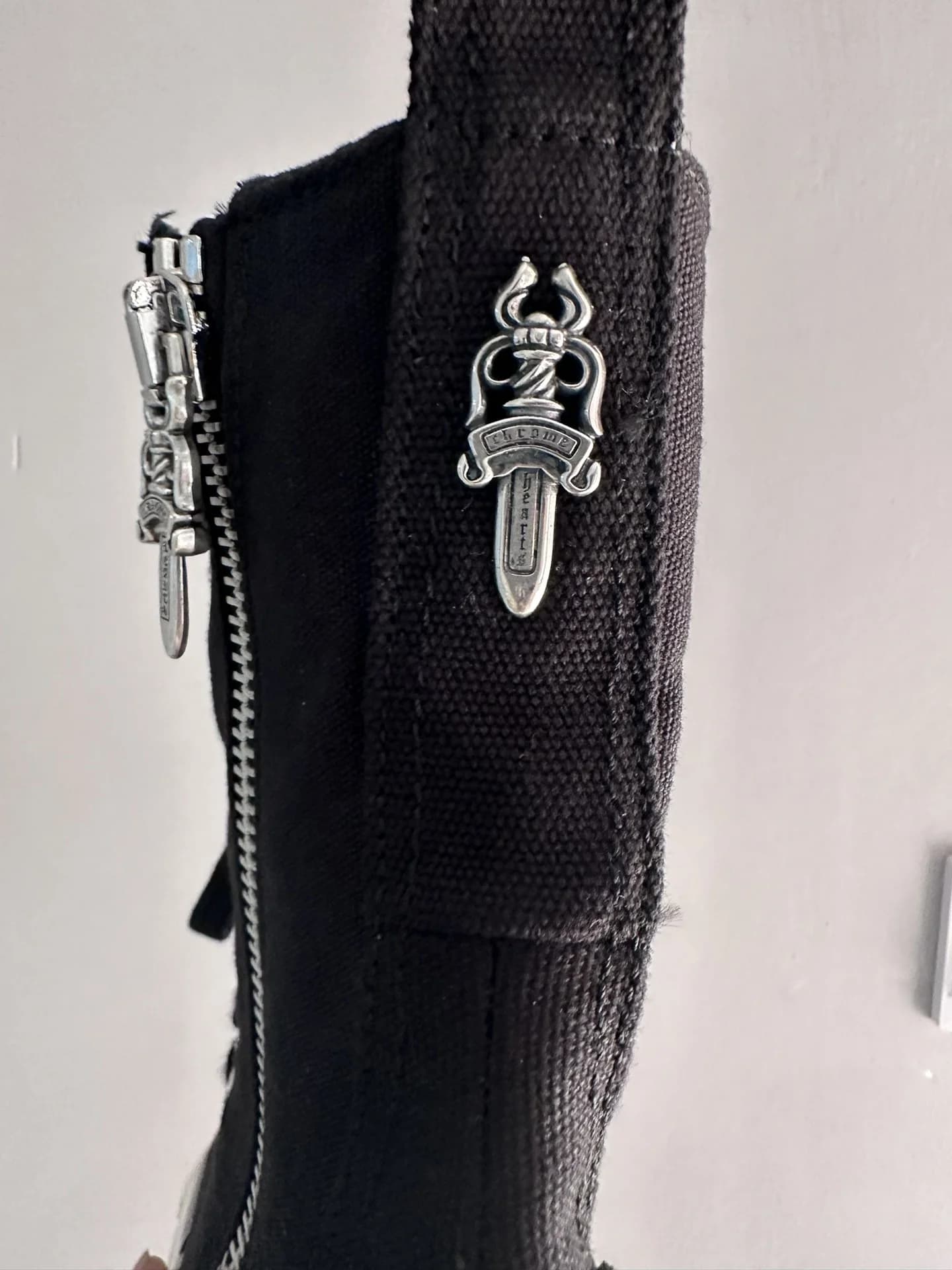Серебряный декоративный элемент в виде кинжала на заднике кед Chrome Hearts x Converse Chuck 70 Plus