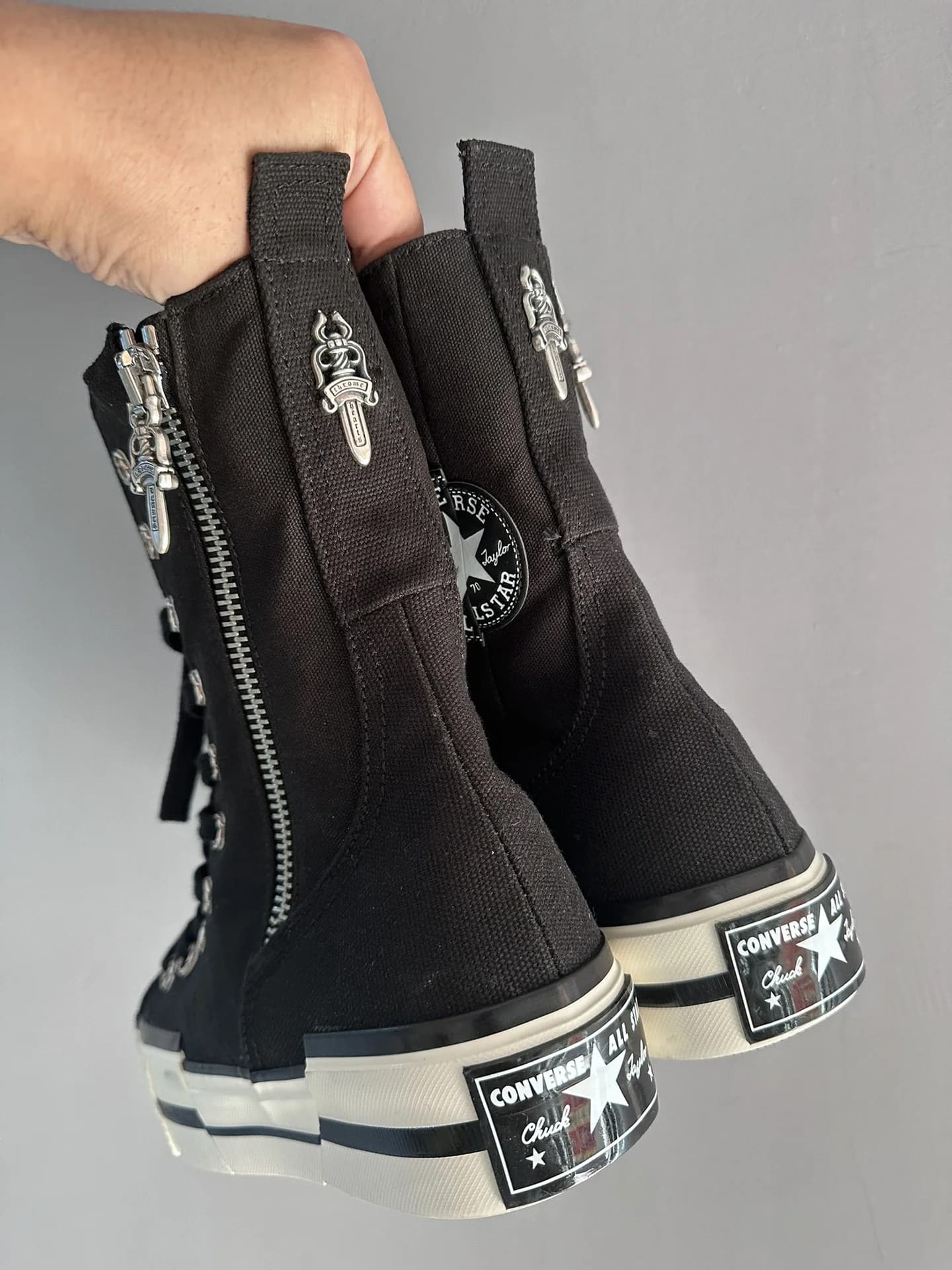 Пара кед Chrome Hearts x Converse Chuck 70 Plus, вид сзади