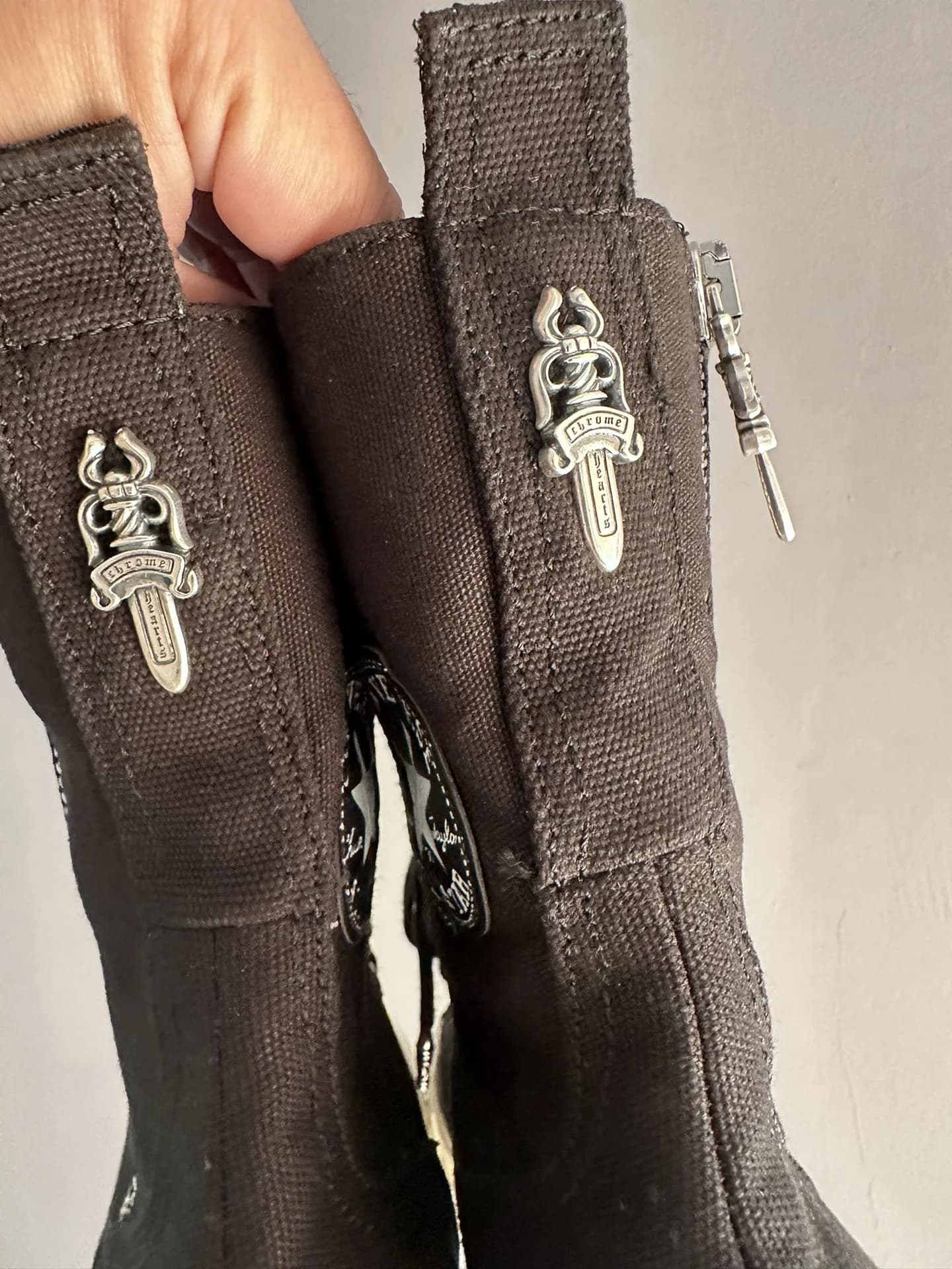 Крупный план задников кед Chrome Hearts x Converse Chuck 70 Plus с серебряными кинжалами