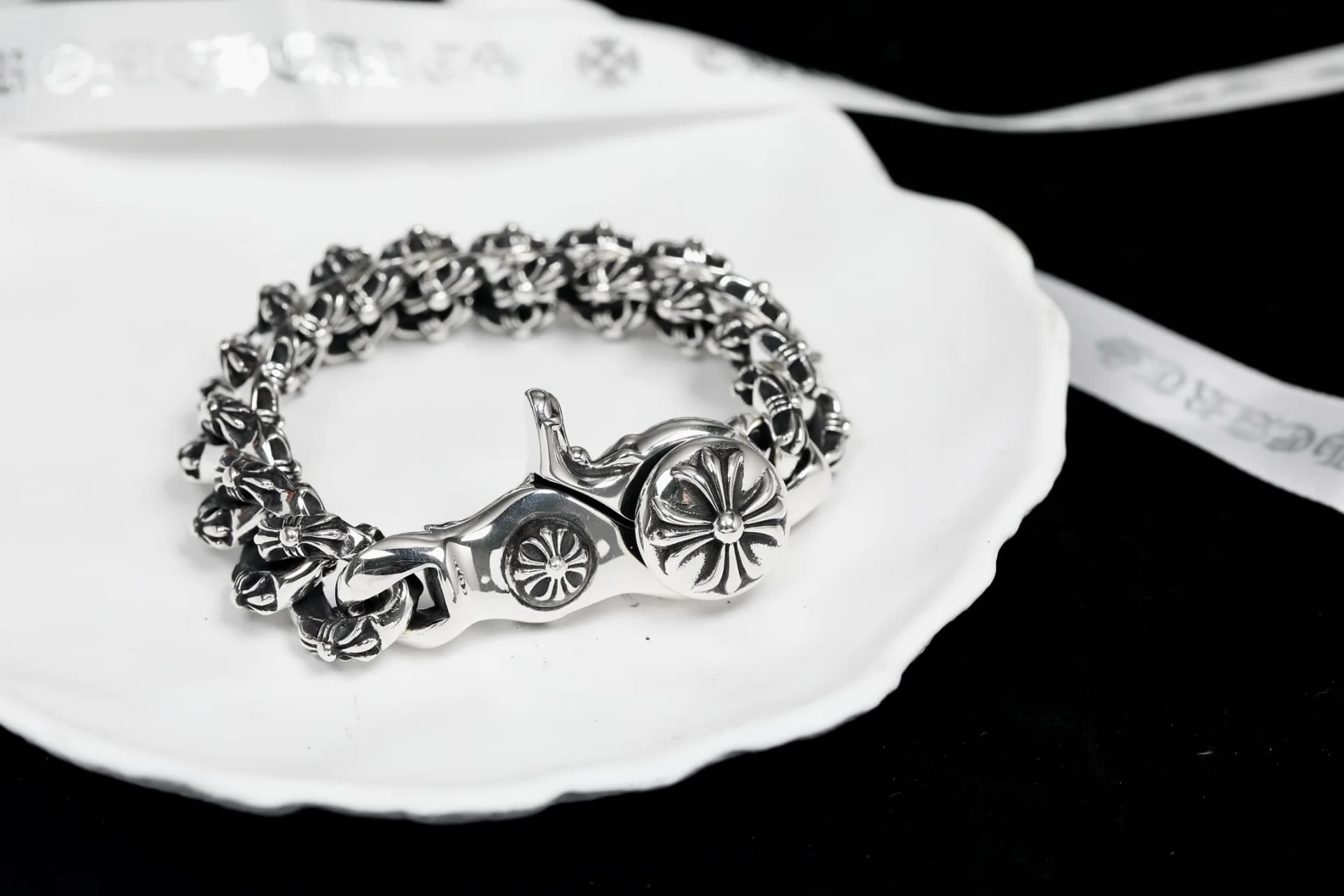 Серебряный браслет Chrome Hearts с узорными звеньями, вид сверху