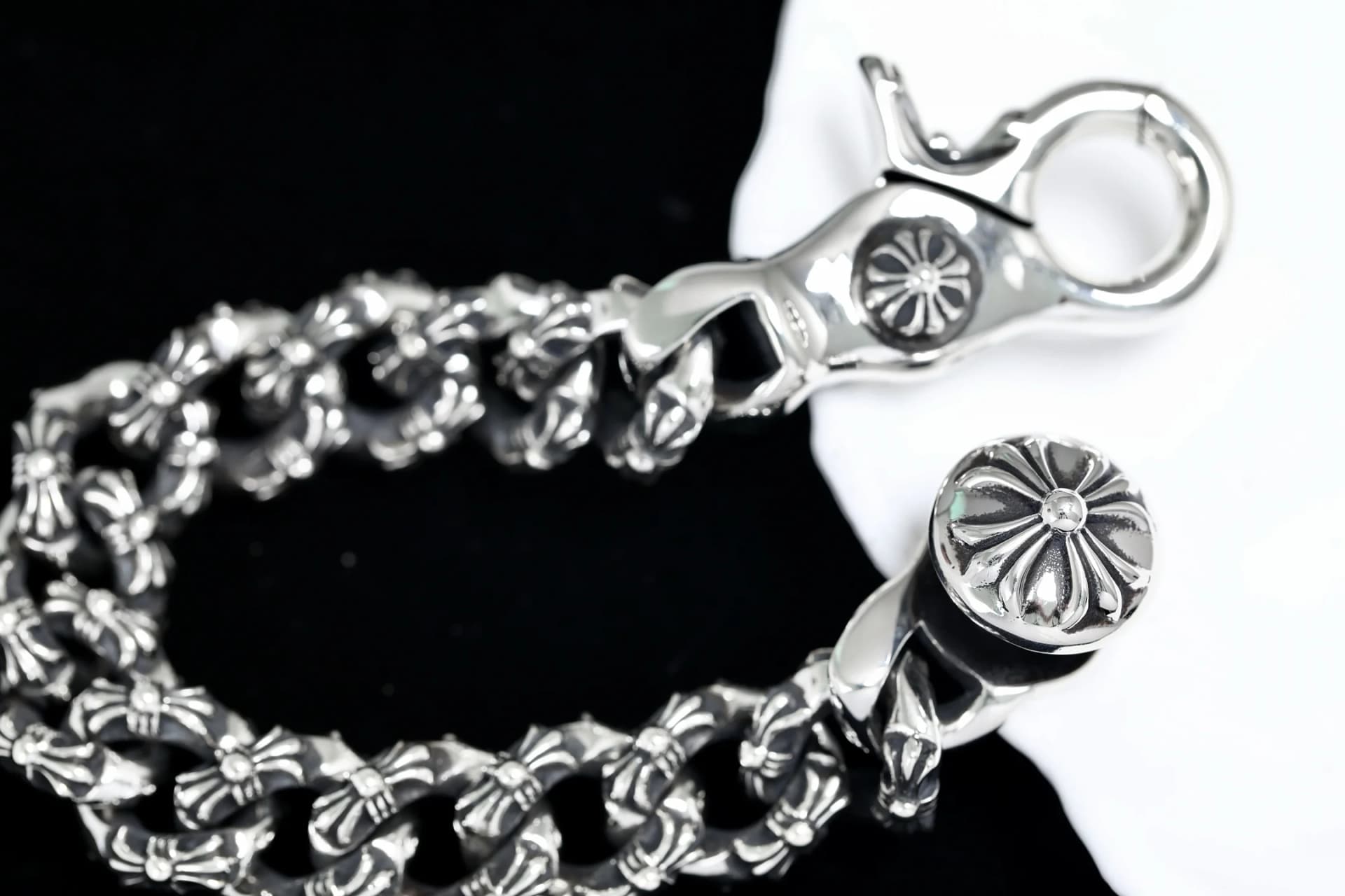 Детали замка и концевого элемента браслета Chrome Hearts с гравировкой