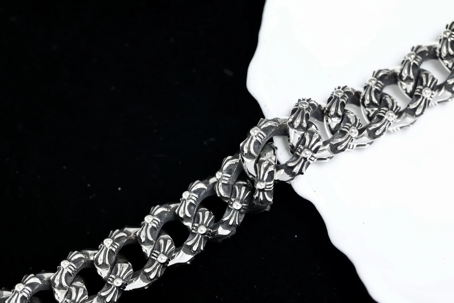 Фрагмент звеньев серебряного браслета Chrome Hearts с флористическим узором