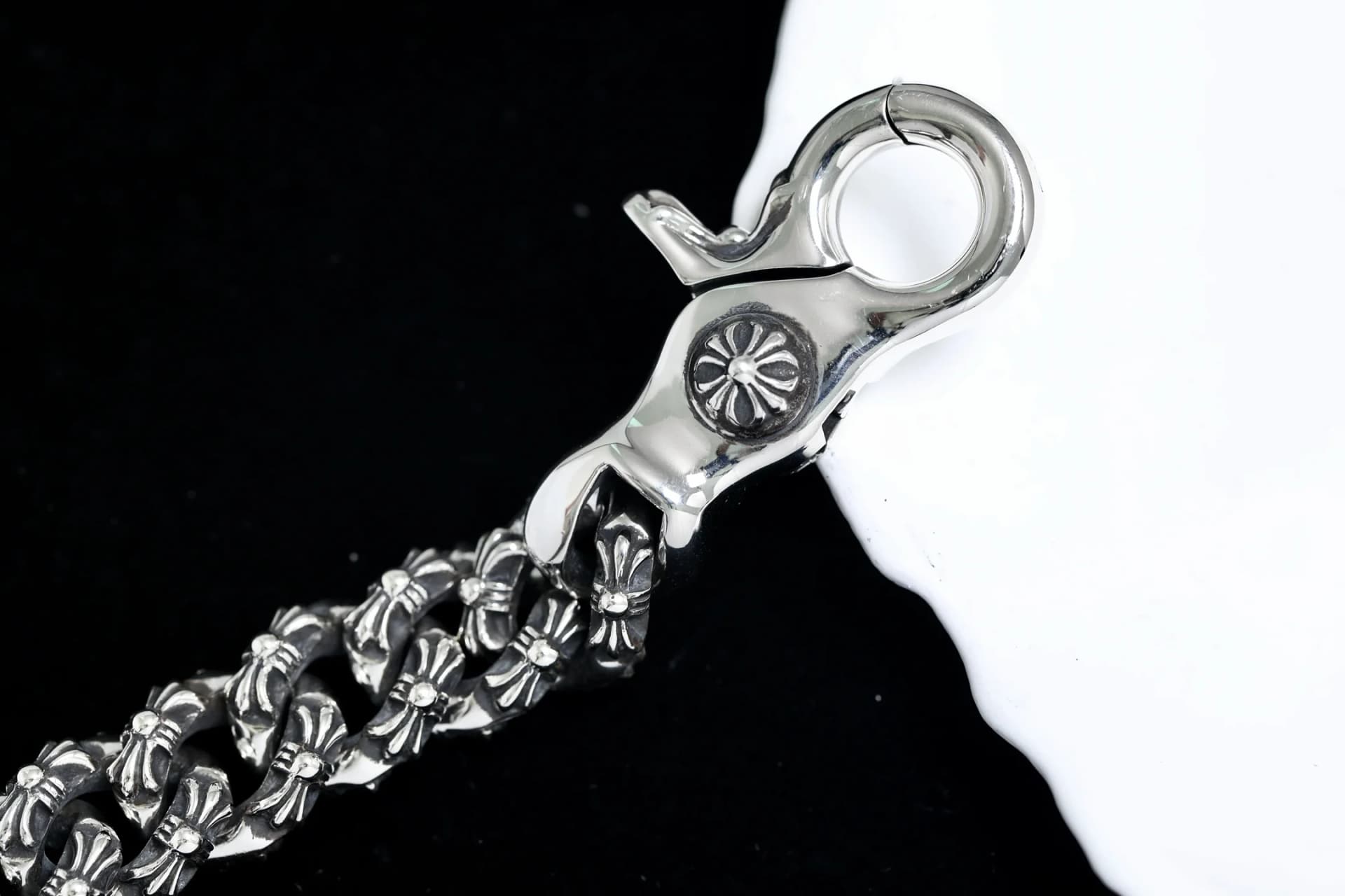 Механизм застежки-карабина серебряного браслета Chrome Hearts крупным планом