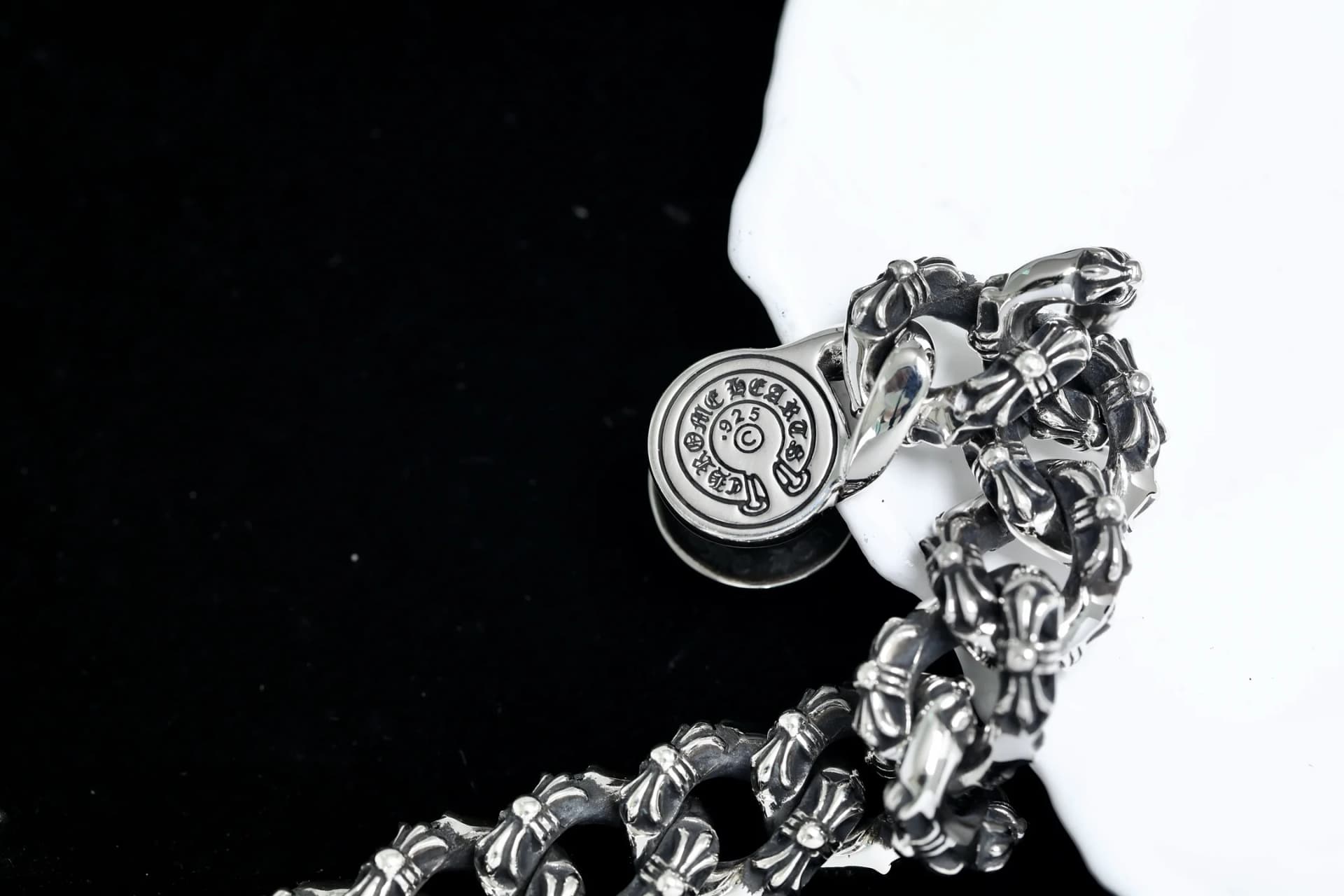 Гравировка бренда Chrome Hearts и пробы 925 на концевом элементе браслета