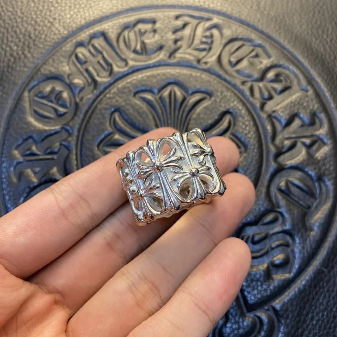 Широкое серебристое кольцо Chrome Hearts Cemetery с объемным узором из крестов на пальцах