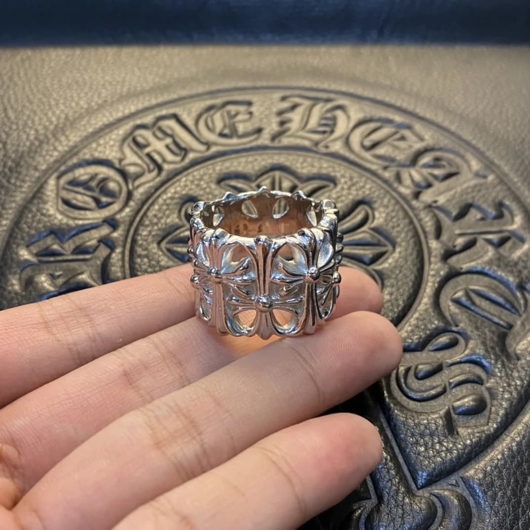 Кольцо Chrome Hearts Cemetery, вид сбоку с рельефным рядом геральдических крестов