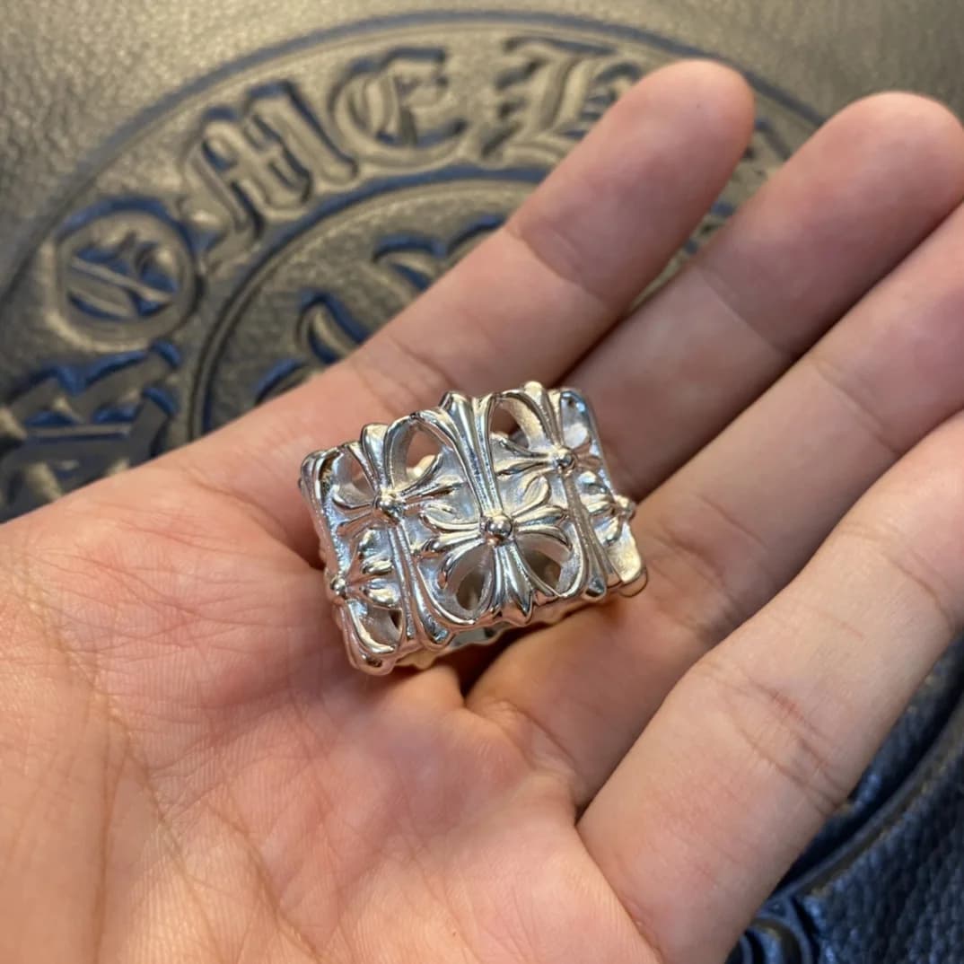 Кольцо Chrome Hearts Cemetery с крестами крупным планом на ладони