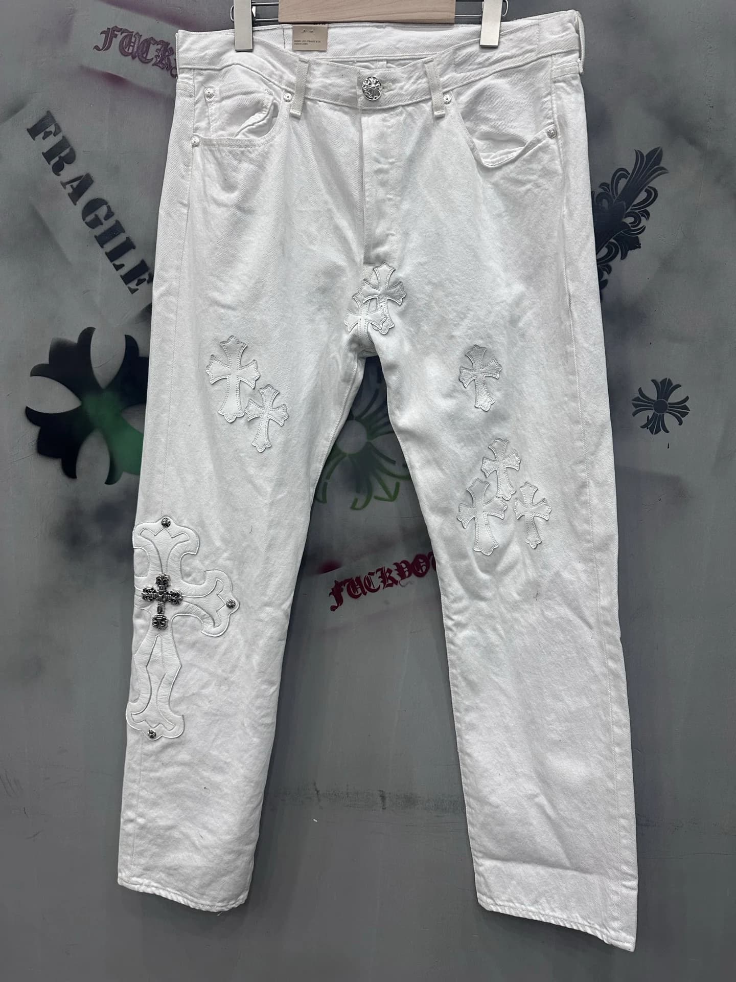 Белые джинсы Chrome Hearts x Levi's 501 спереди