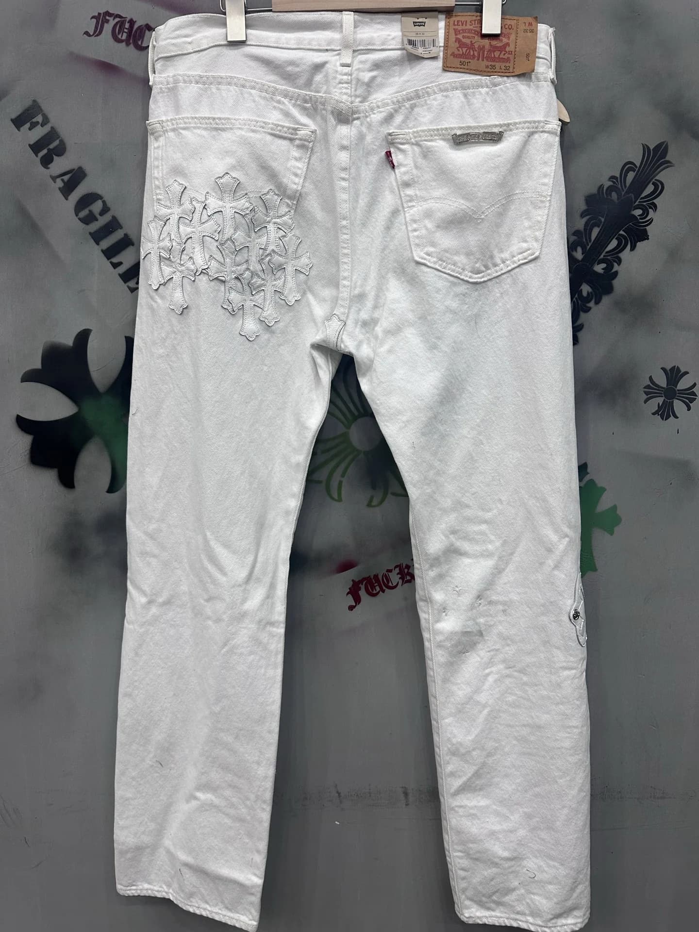 Белые джинсы Chrome Hearts x Levi's 501 сзади
