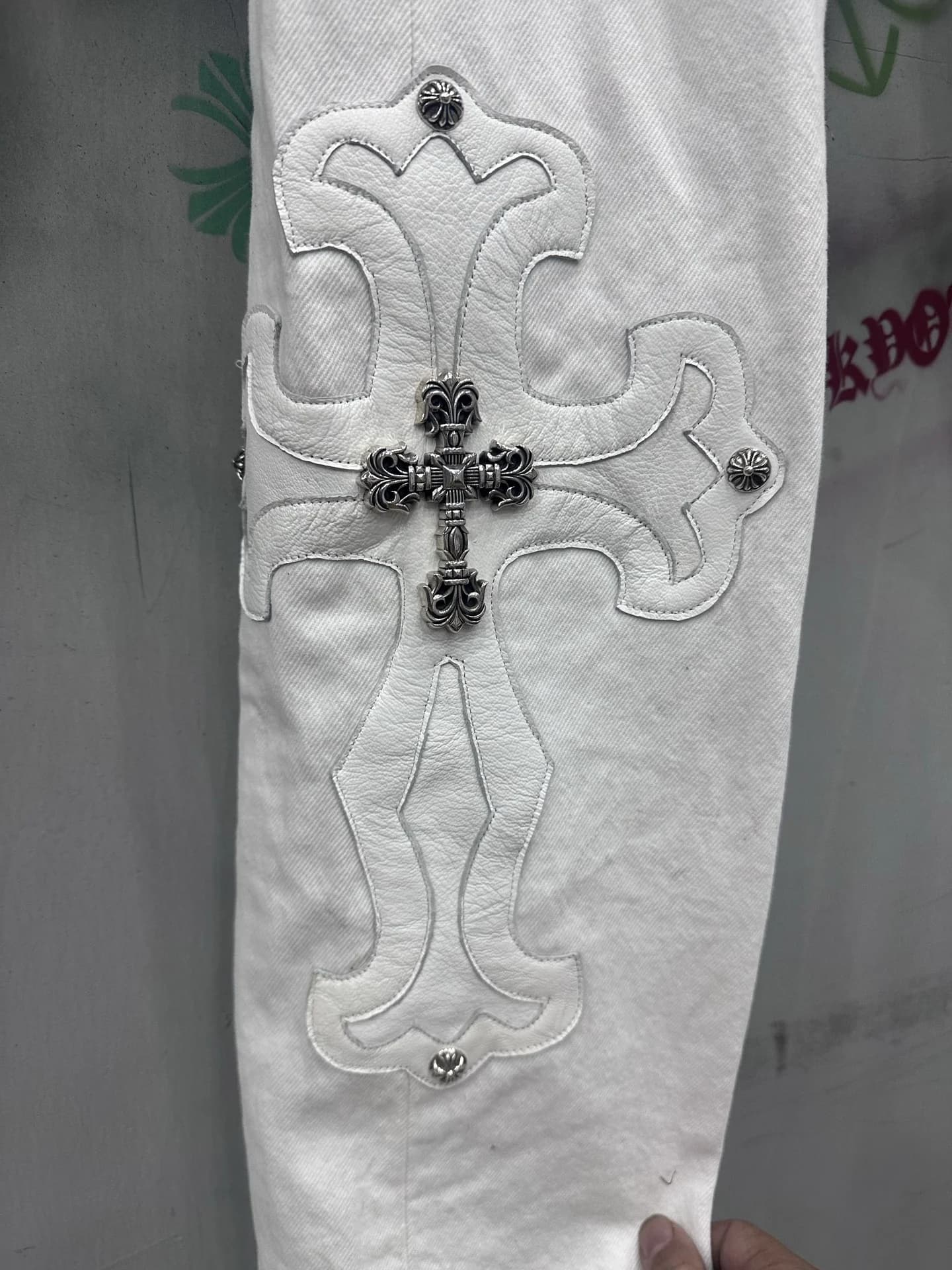 Кожаная нашивка в виде креста с серебряным крестом Chrome Hearts на джинсах