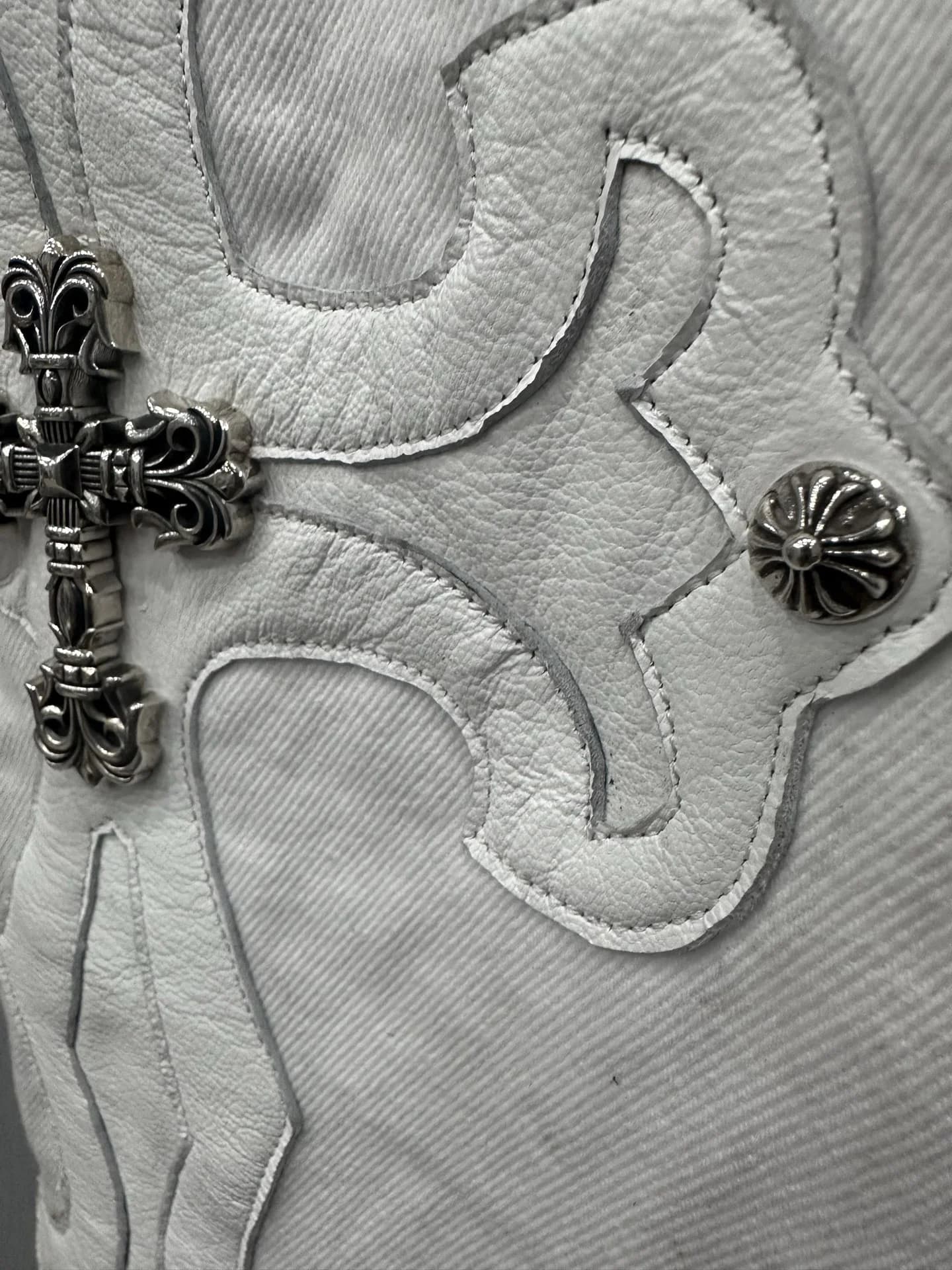 Деталь кожаной нашивки и серебряной фурнитуры Chrome Hearts
