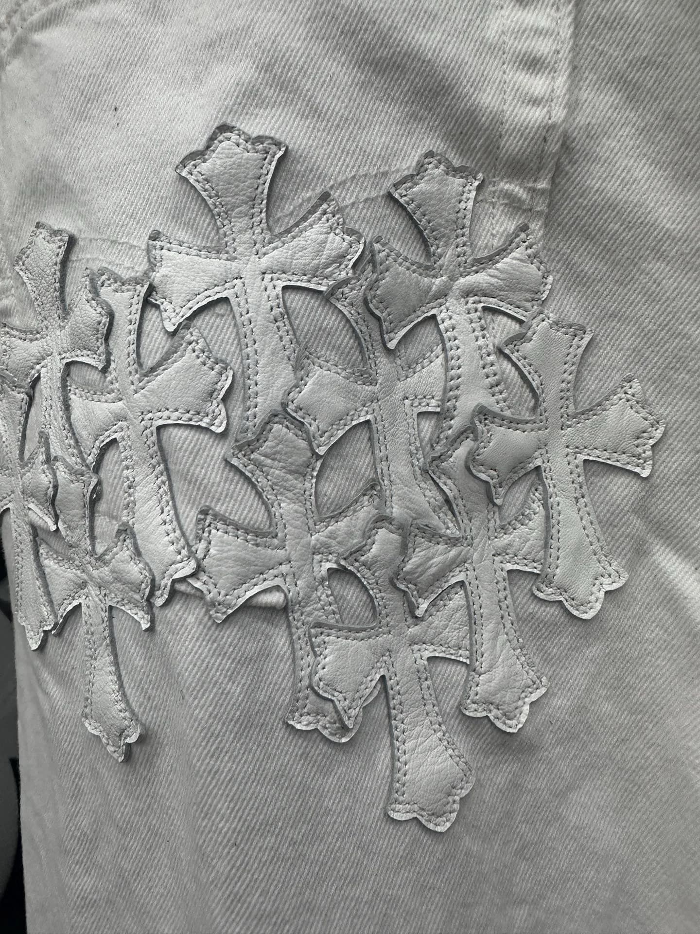 Кожаные нашивки в виде крестов на задней части джинсов Chrome Hearts x Levi's