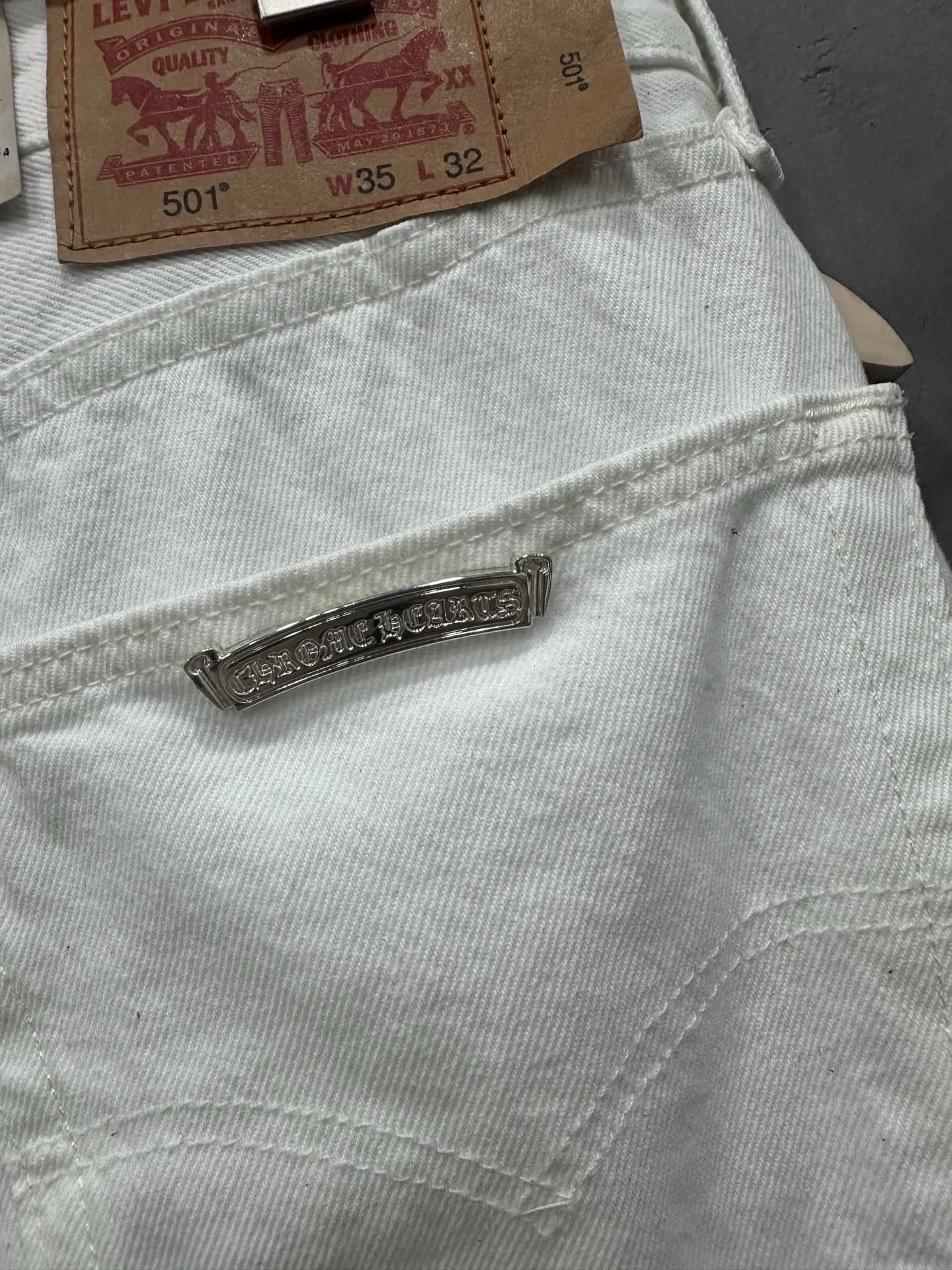 Кожаный патч Levi's и серебряная плашка Chrome Hearts на заднем кармане