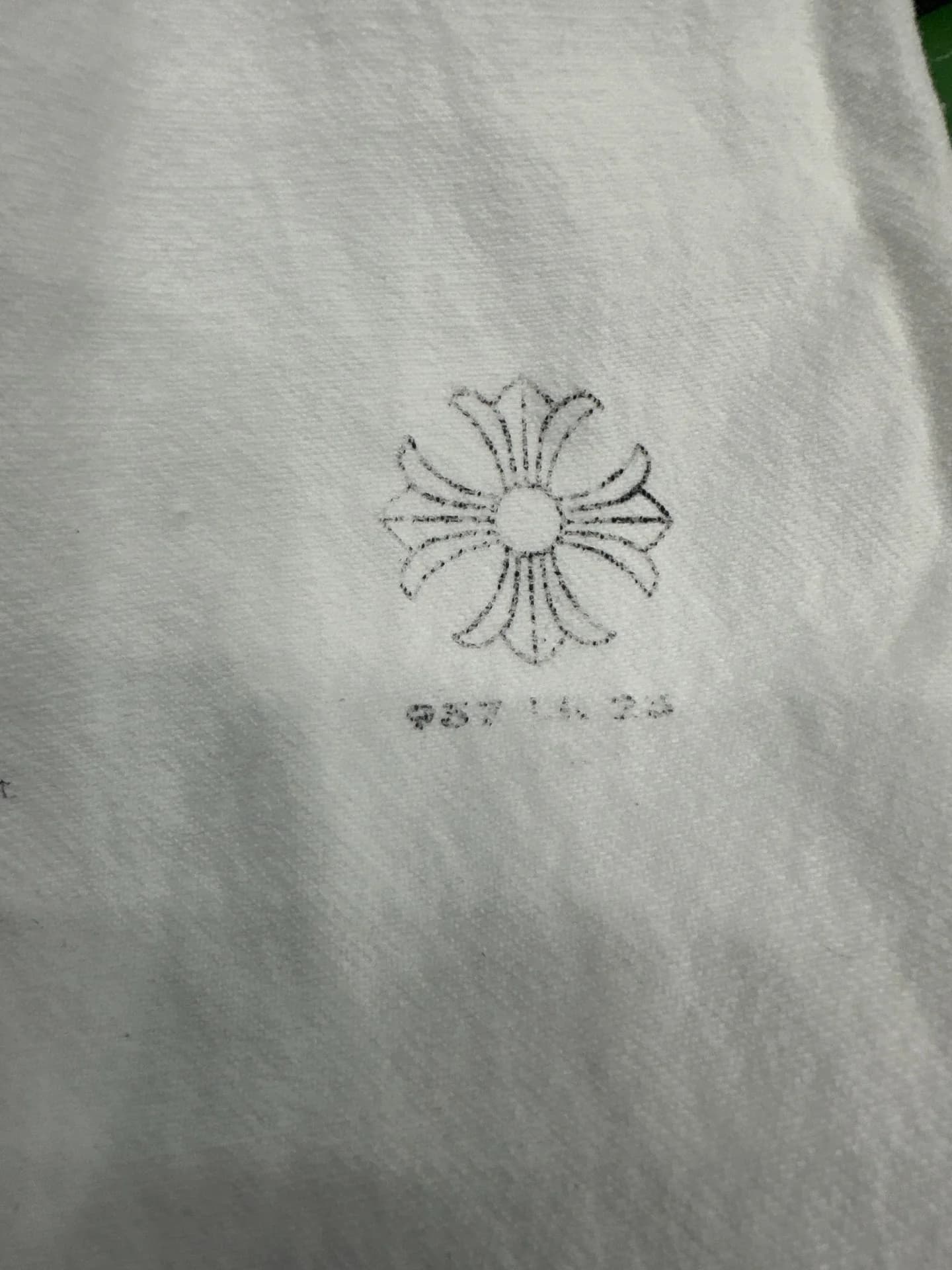 Внутренний штамп Chrome Hearts на подкладке джинсов